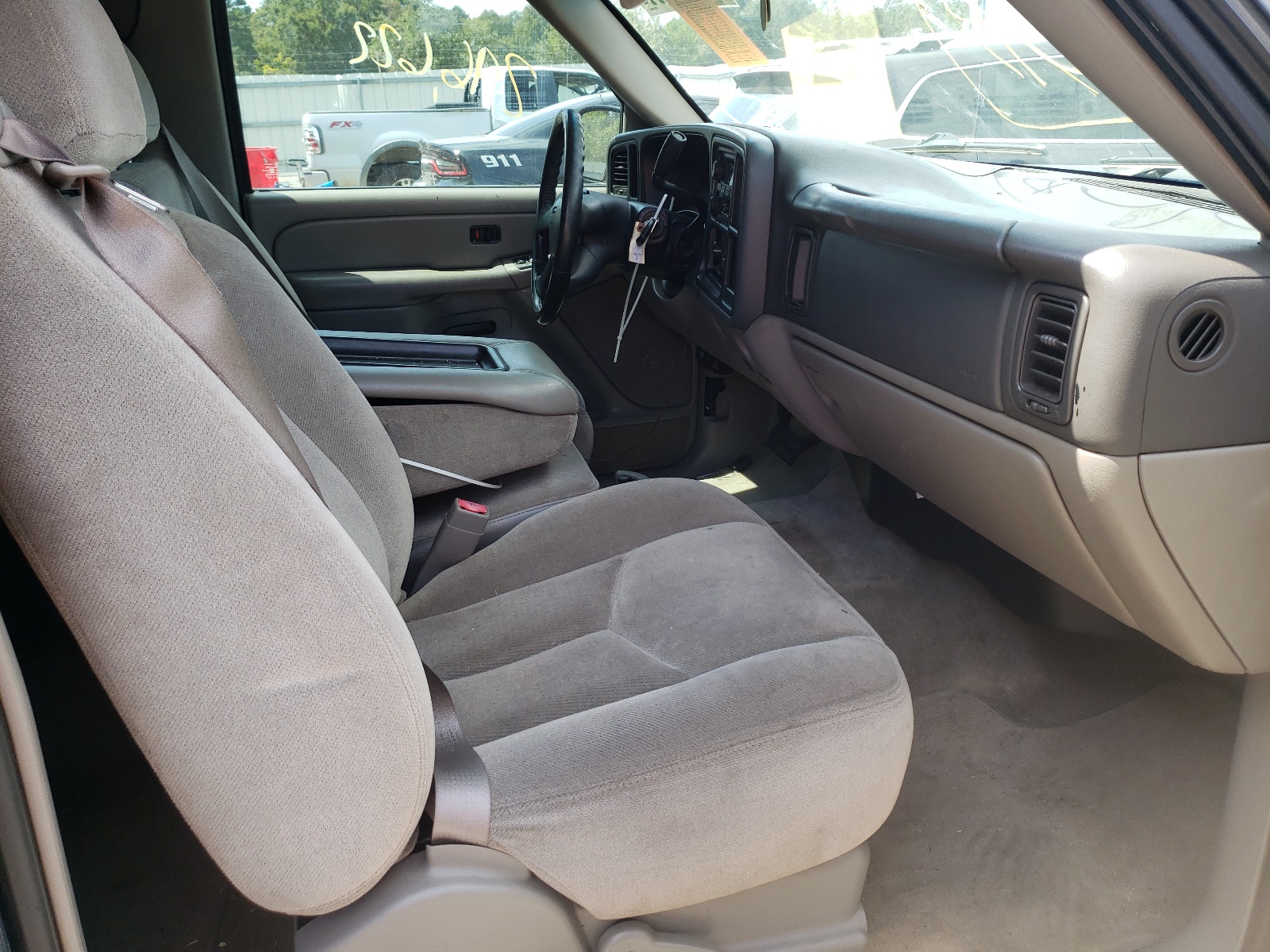 Photo 5 from auction – 2004 GMC YUKON with VIN 1GKEC13V64J155442