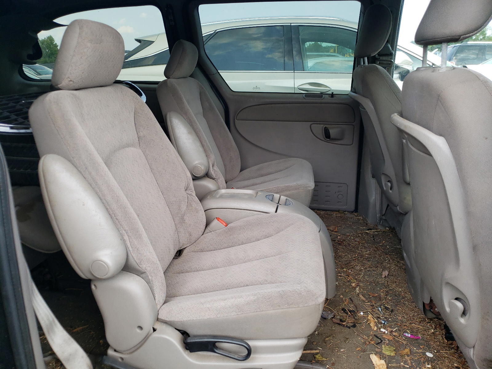 Photo 6 from auction – 2002 CHRYSLER TOWN & COU with VIN 2C8GP74L02R708263