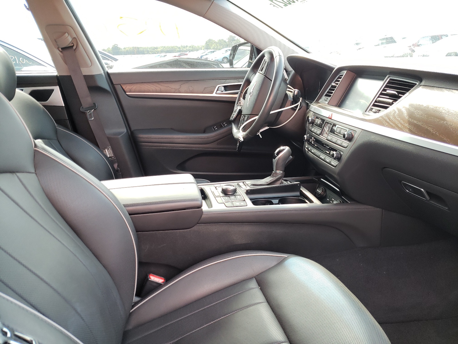 Photo 5 from auction – 2016 HYUNDAI GENESIS 3. with VIN KMHGN4JE8GU125828