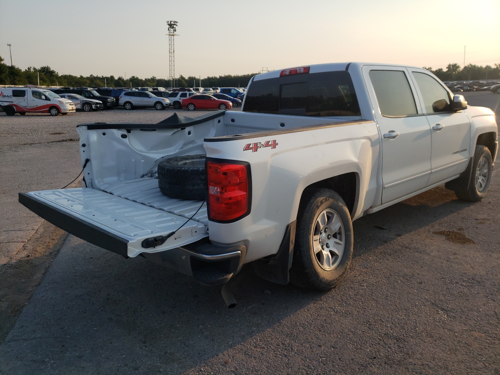 Photo 4 from auction – 2018 CHEVROLET SILVERADO with VIN 3GCUKREC6JG240394