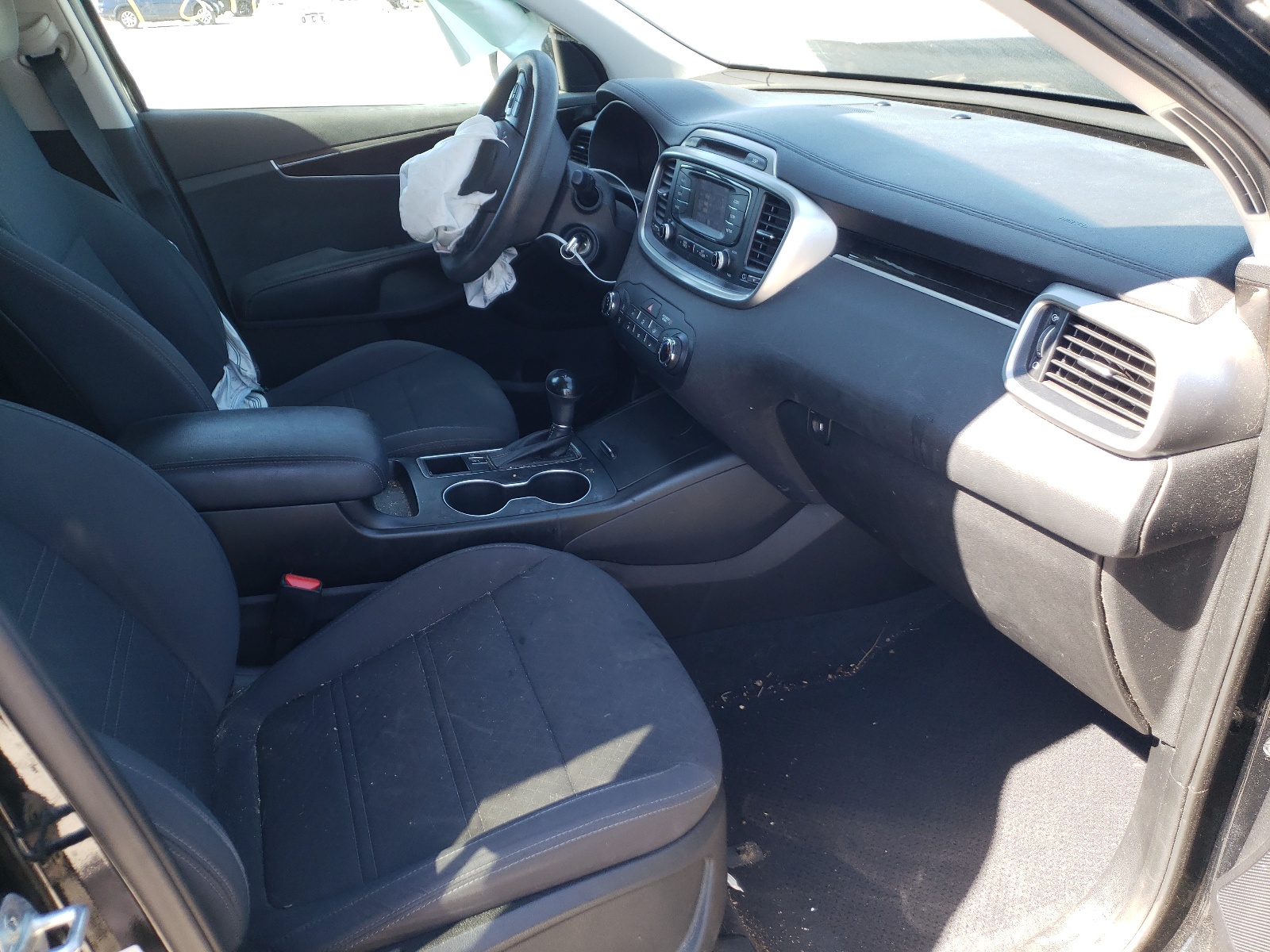 Photo 5 from auction – 2017 KIA SORENTO LX with VIN 5XYPGDA53HG281339