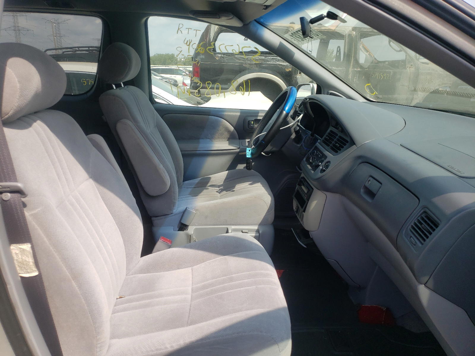 Photo 5 from auction – 2002 TOYOTA SIENNA with VIN 4T3ZF13C22U488013