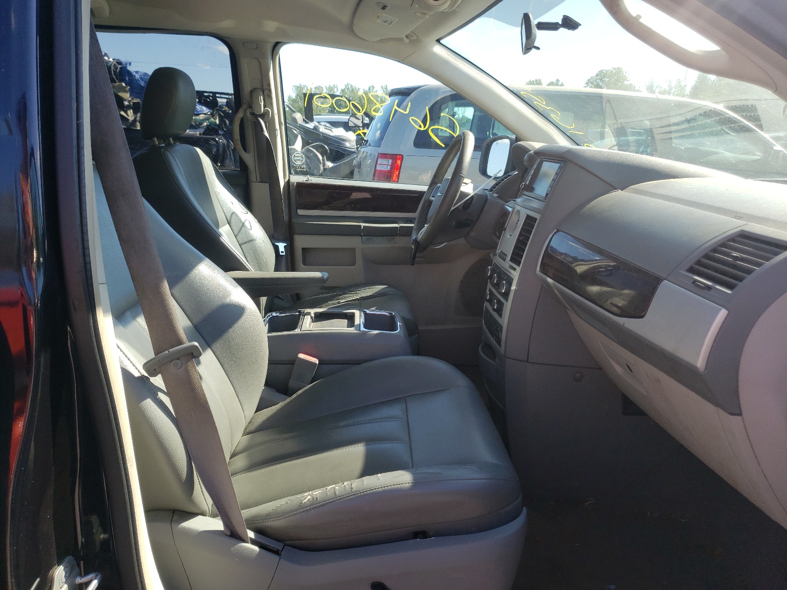 Photo 5 from auction – 2010 CHRYSLER TOWN & COU with VIN 2A4RR5DX0AR141105