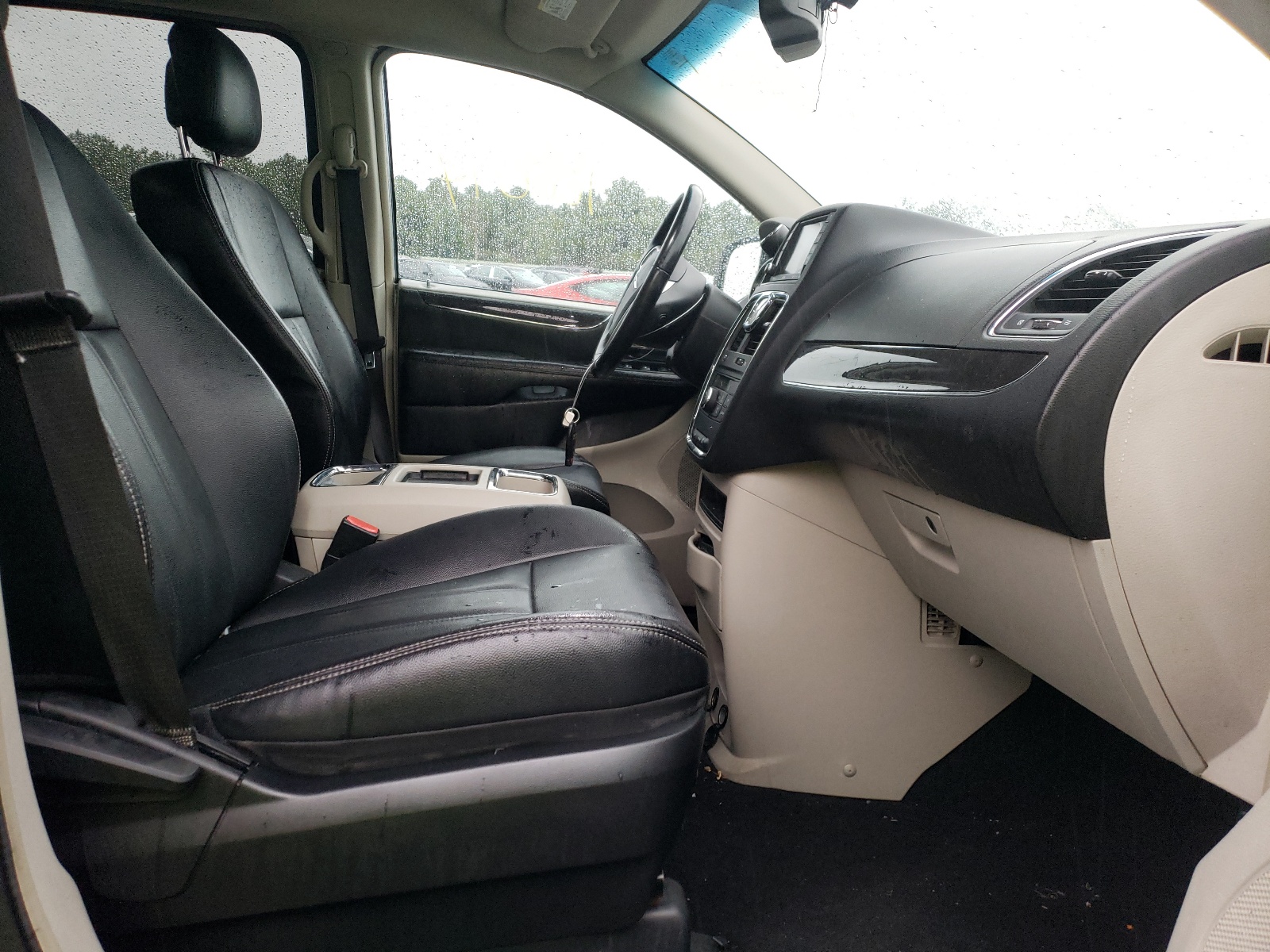 Photo 5 from auction – 2014 CHRYSLER TOWN & COU with VIN 2C4RC1BG1ER446413