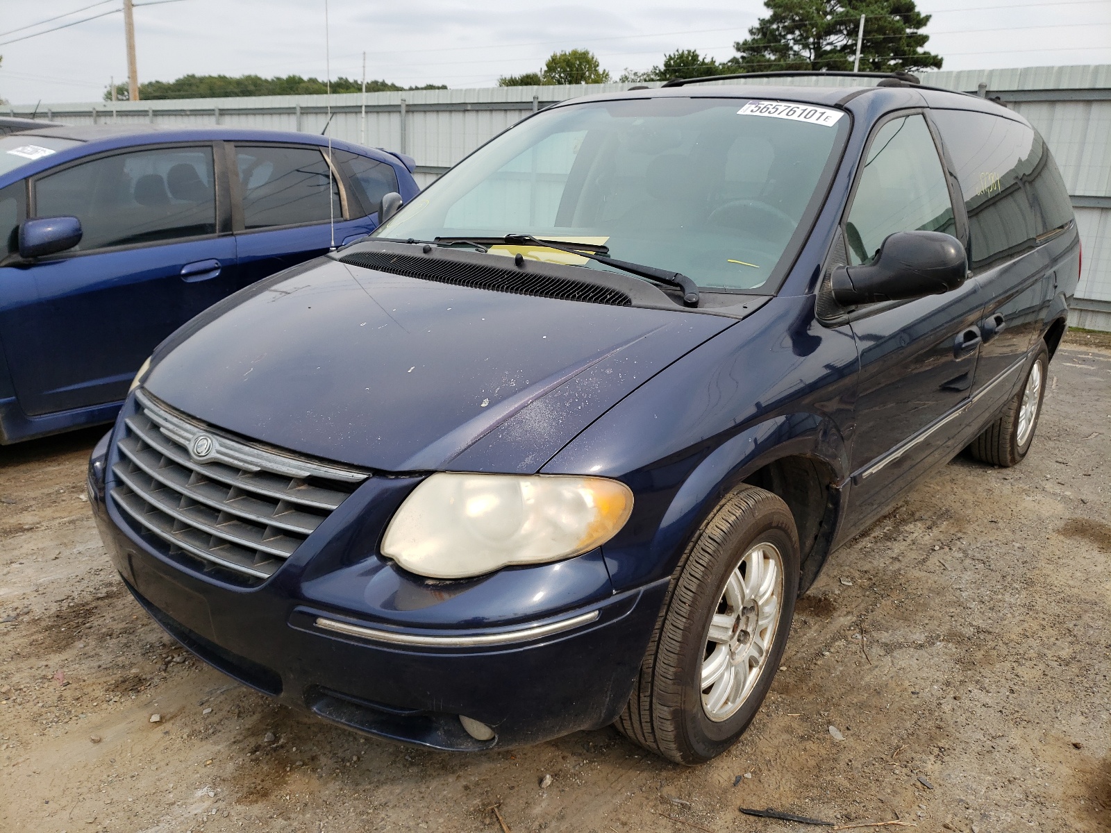 Photo 2 from auction – 2005 CHRYSLER TOWN & COU with VIN 2C8GP54L85R298918
