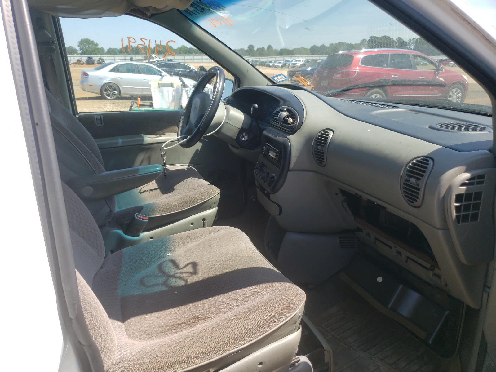 Photo 5 from auction – 1999 DODGE GRAND CARA with VIN 2B4GP44G6XR239106