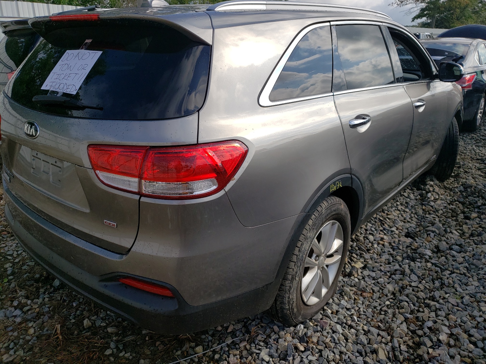 Photo 4 from auction – 2016 KIA SORENTO LX with VIN 5XYPGDA33GG089190