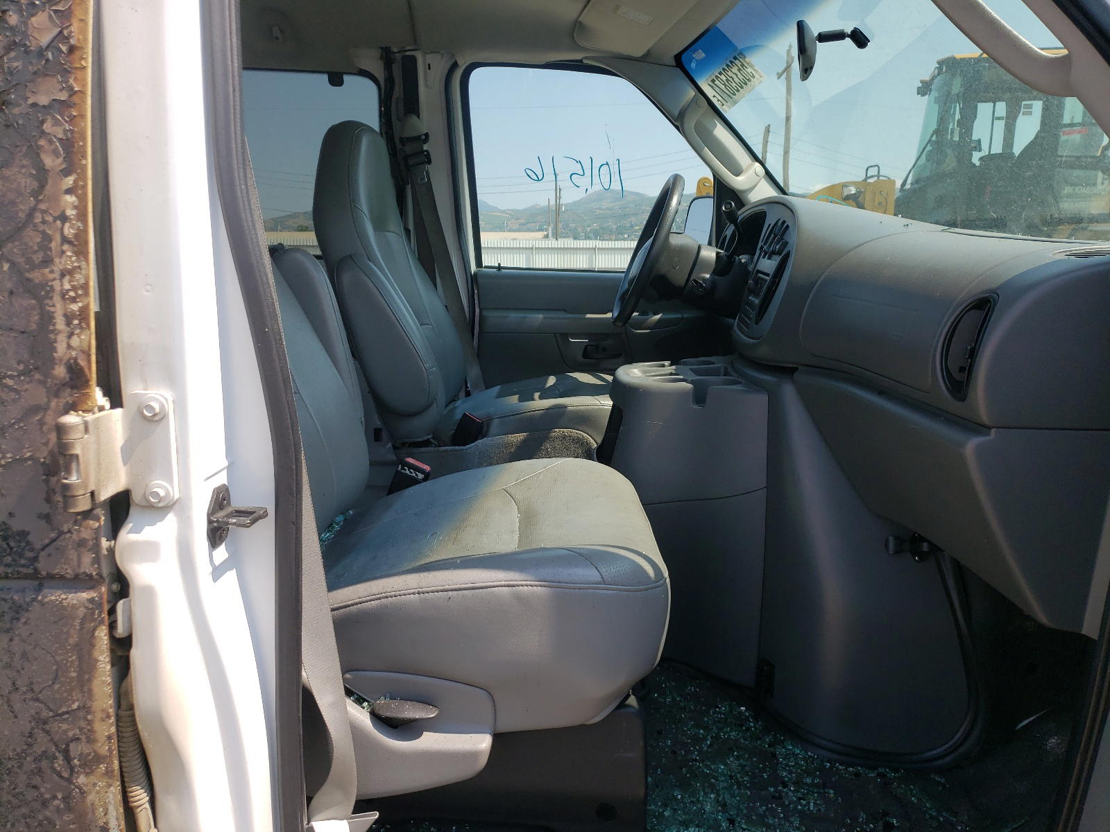 Photo 5 from auction – 2004 FORD ECONOLINE with VIN 1FBNE31L74HB06927