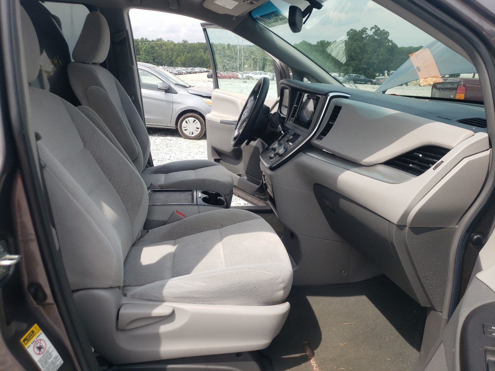 Photo 5 from auction – 2015 TOYOTA SIENNA LE with VIN 5TDKK3DC7FS645808