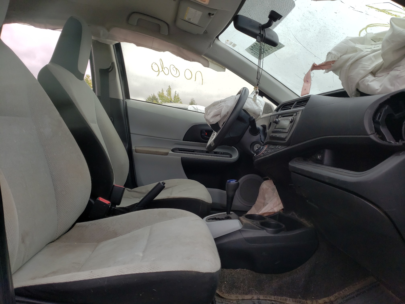 Photo 5 from auction – 2014 TOYOTA PRIUS C with VIN JTDKDTB31E1563226
