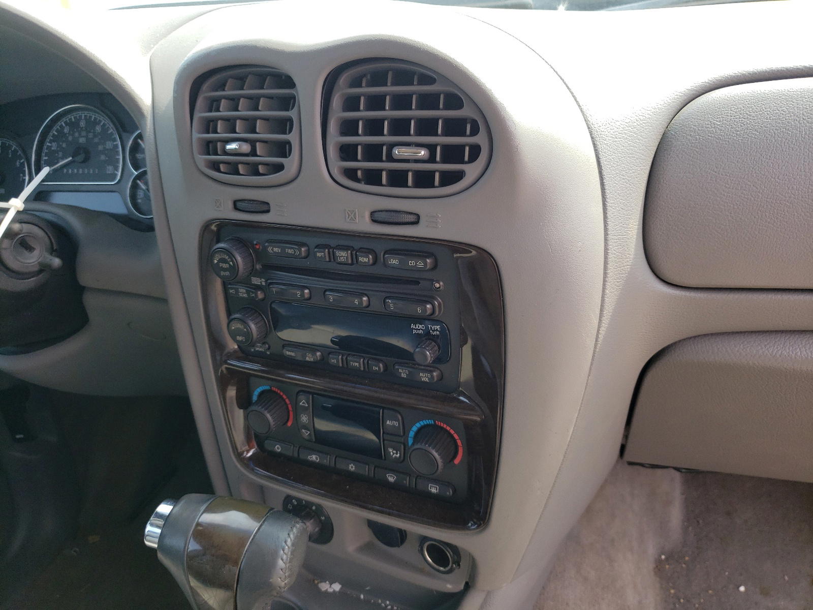 Photo 9 from auction – 2006 BUICK RAINIER CX with VIN 5GADT13S962241291