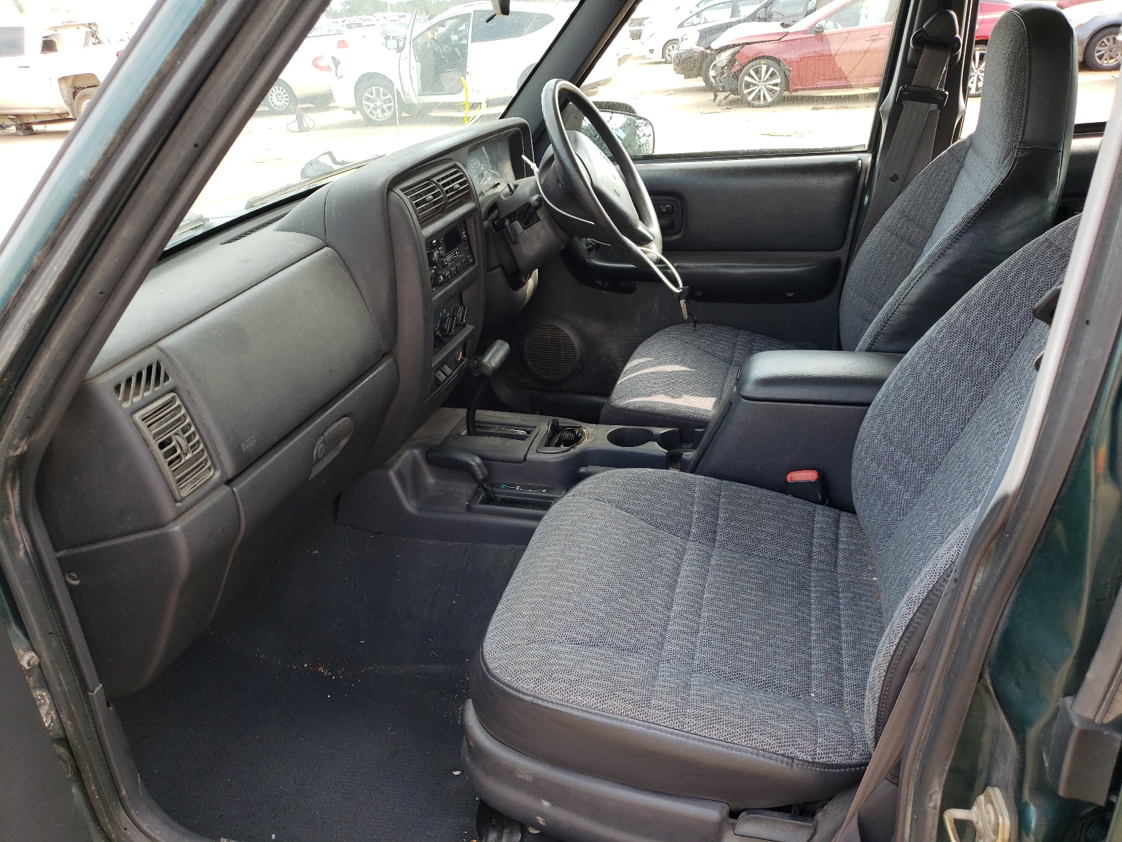 Photo 5 from auction – 1999 JEEP CHEROKEE S with VIN 1J4FN28S8XL609501