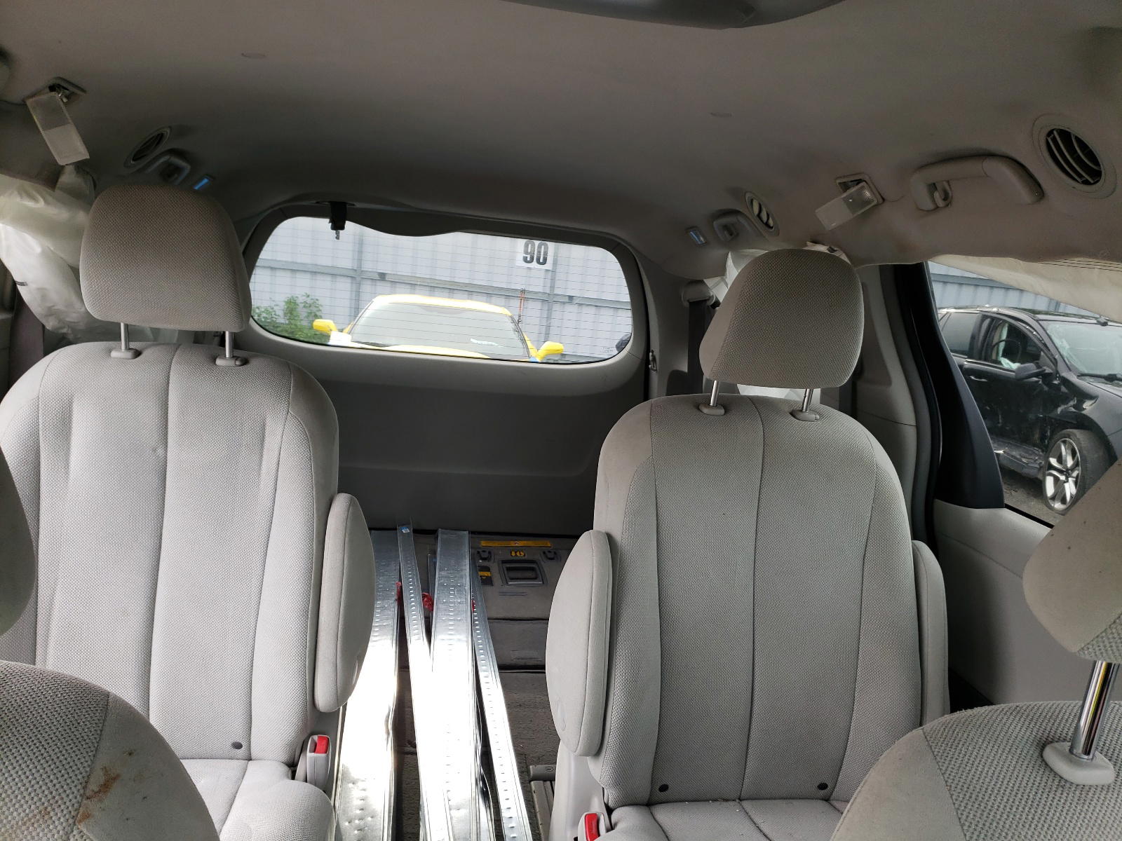 Photo 6 from auction – 2011 TOYOTA SIENNA with VIN 5TDZK3DC8BS023890
