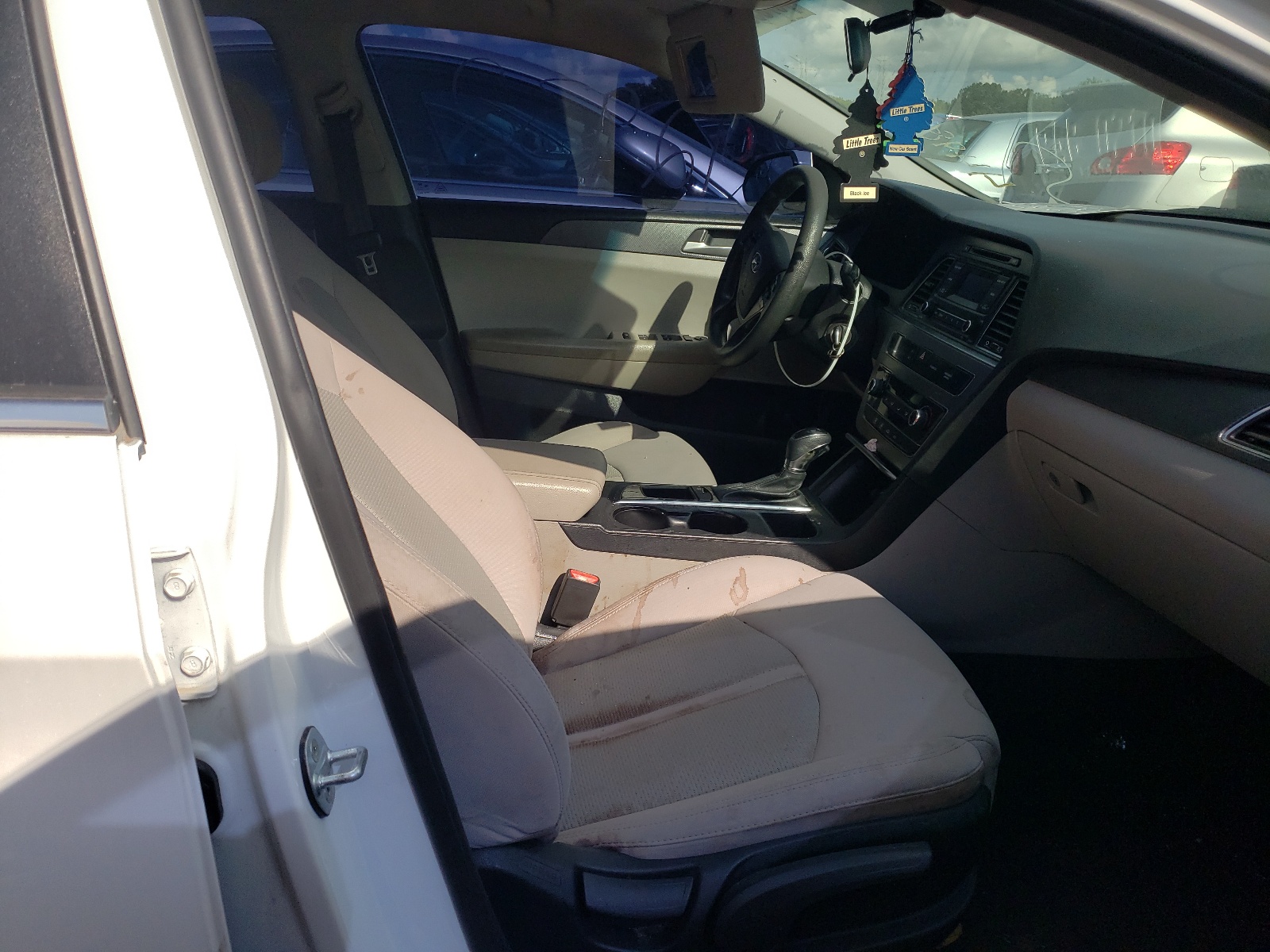 Photo 5 from auction – 2017 HYUNDAI SONATA SE with VIN 5NPE24AF1HH541647
