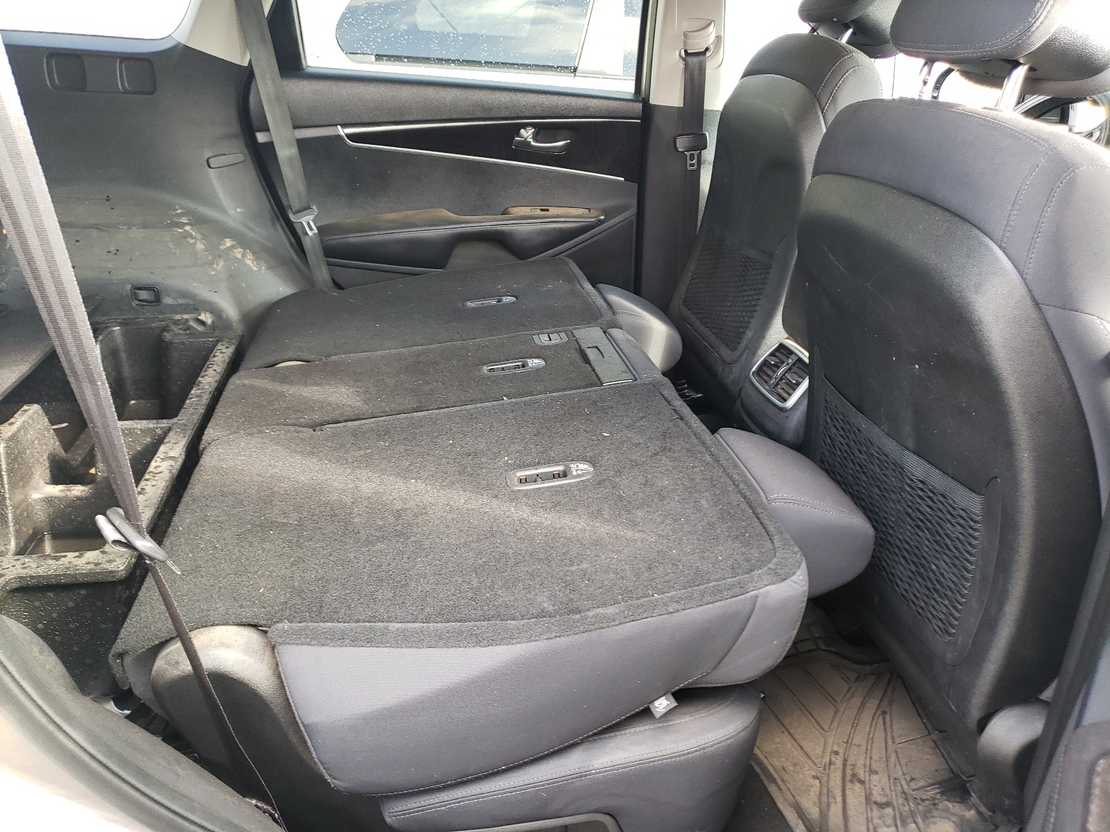 Photo 6 from auction – 2016 KIA SORENTO LX with VIN 5XYPGDA33GG089190