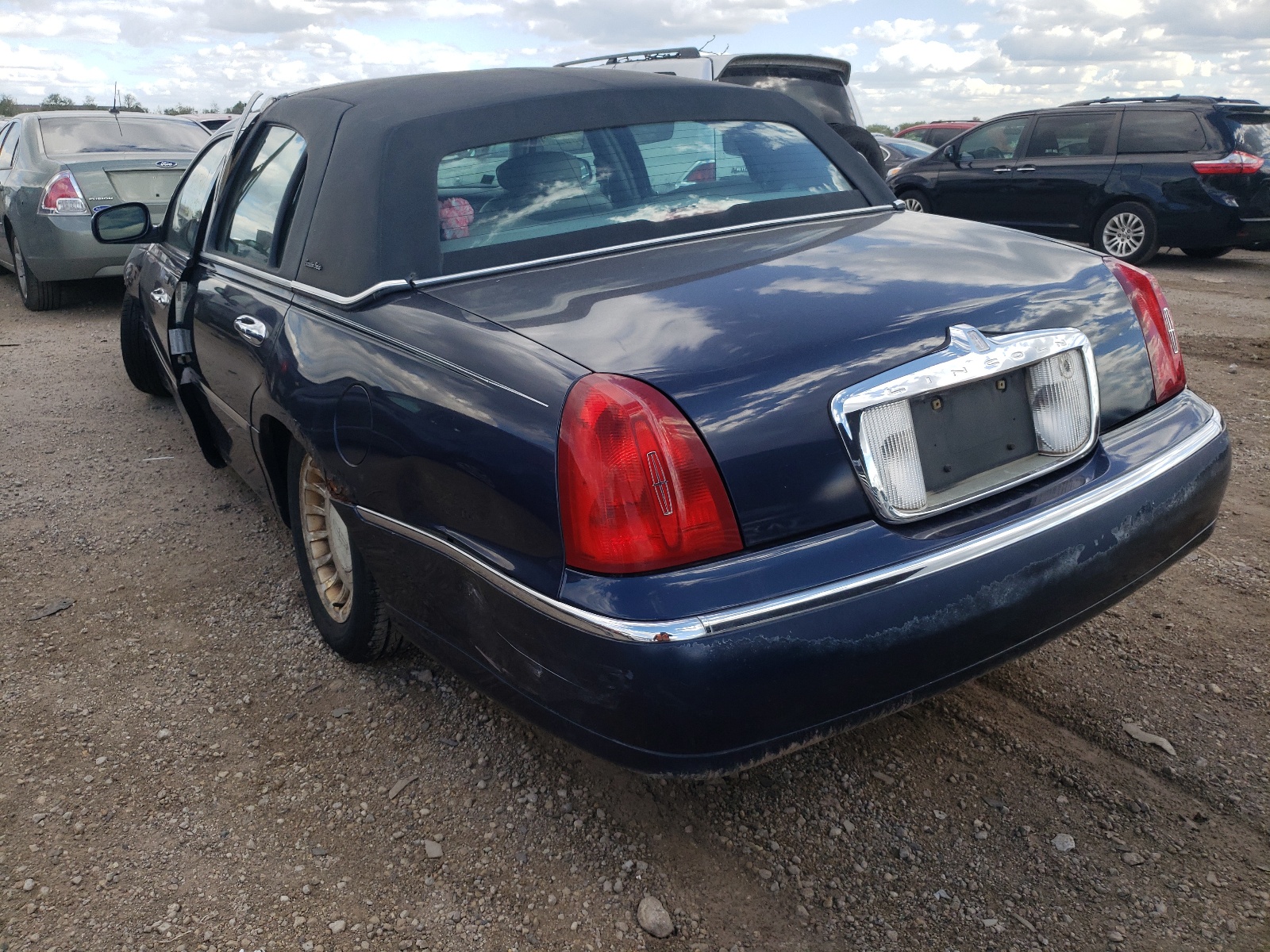 Photo 3 from auction – 2001 LINCOLN TOWN CAR E with VIN 1LNHM81W31Y712316