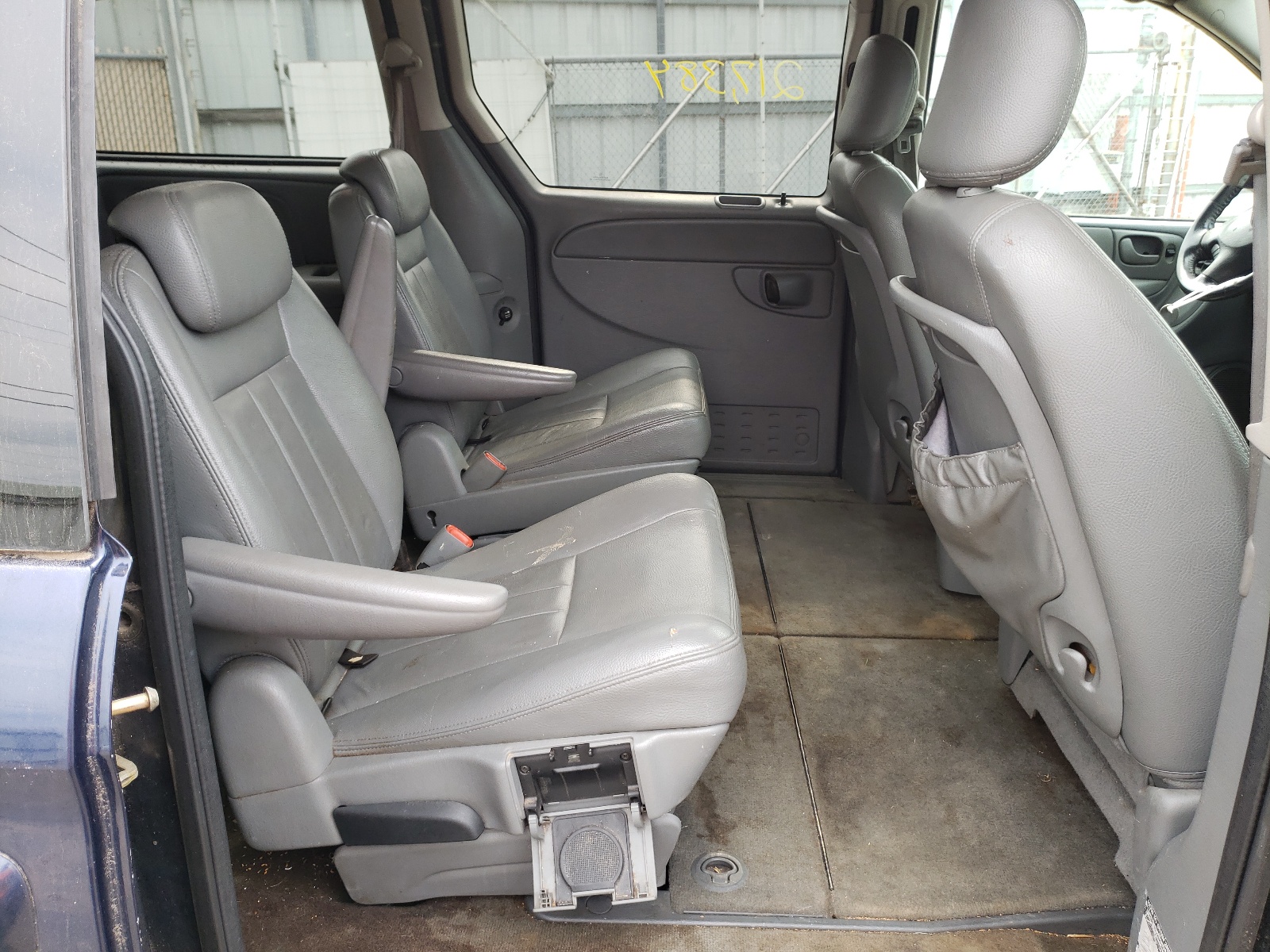 Photo 6 from auction – 2005 CHRYSLER TOWN & COU with VIN 2C8GP54L85R298918