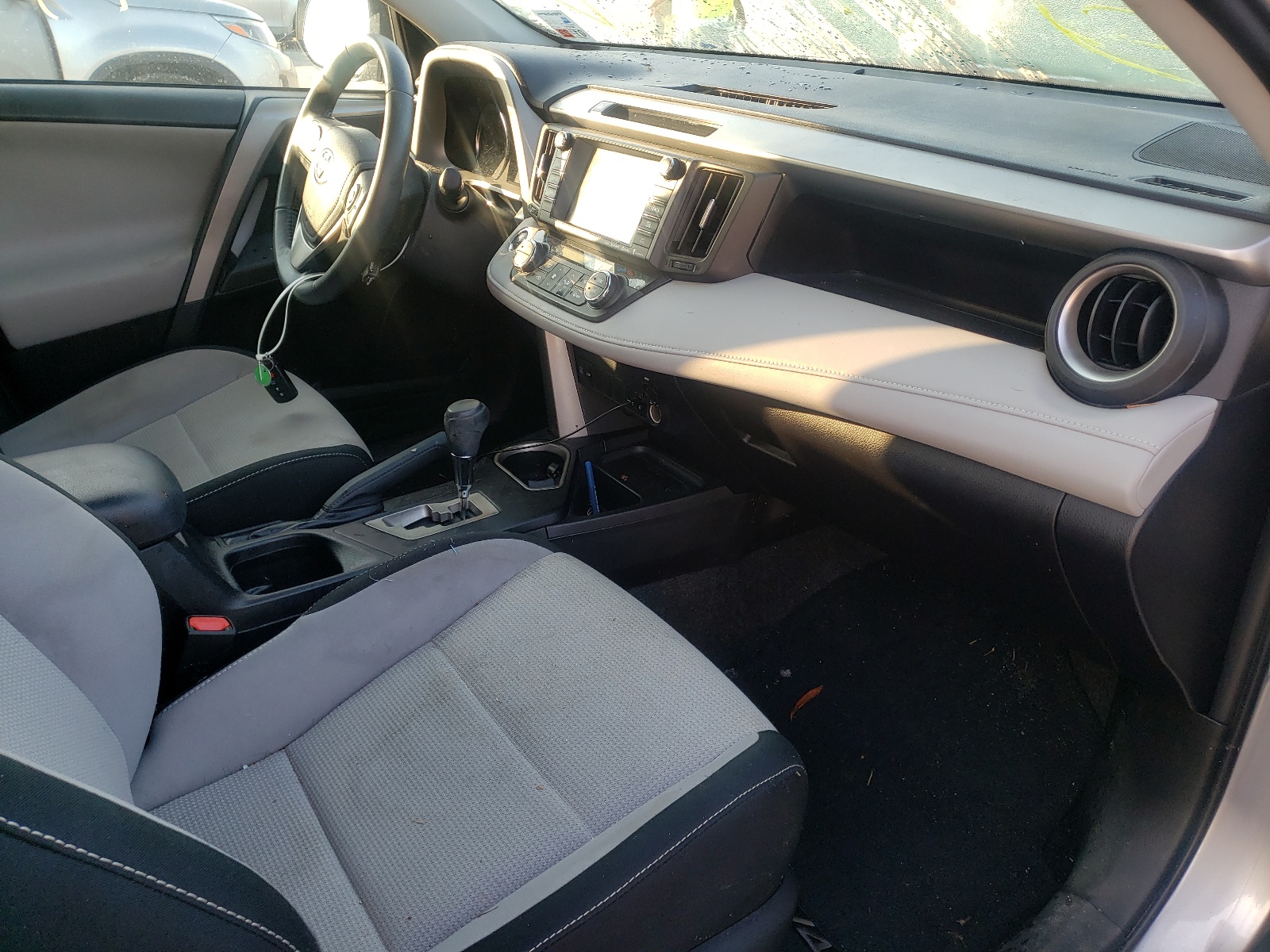 Photo 5 from auction – 2016 TOYOTA RAV4 XLE with VIN 2T3WFREV8GW289782