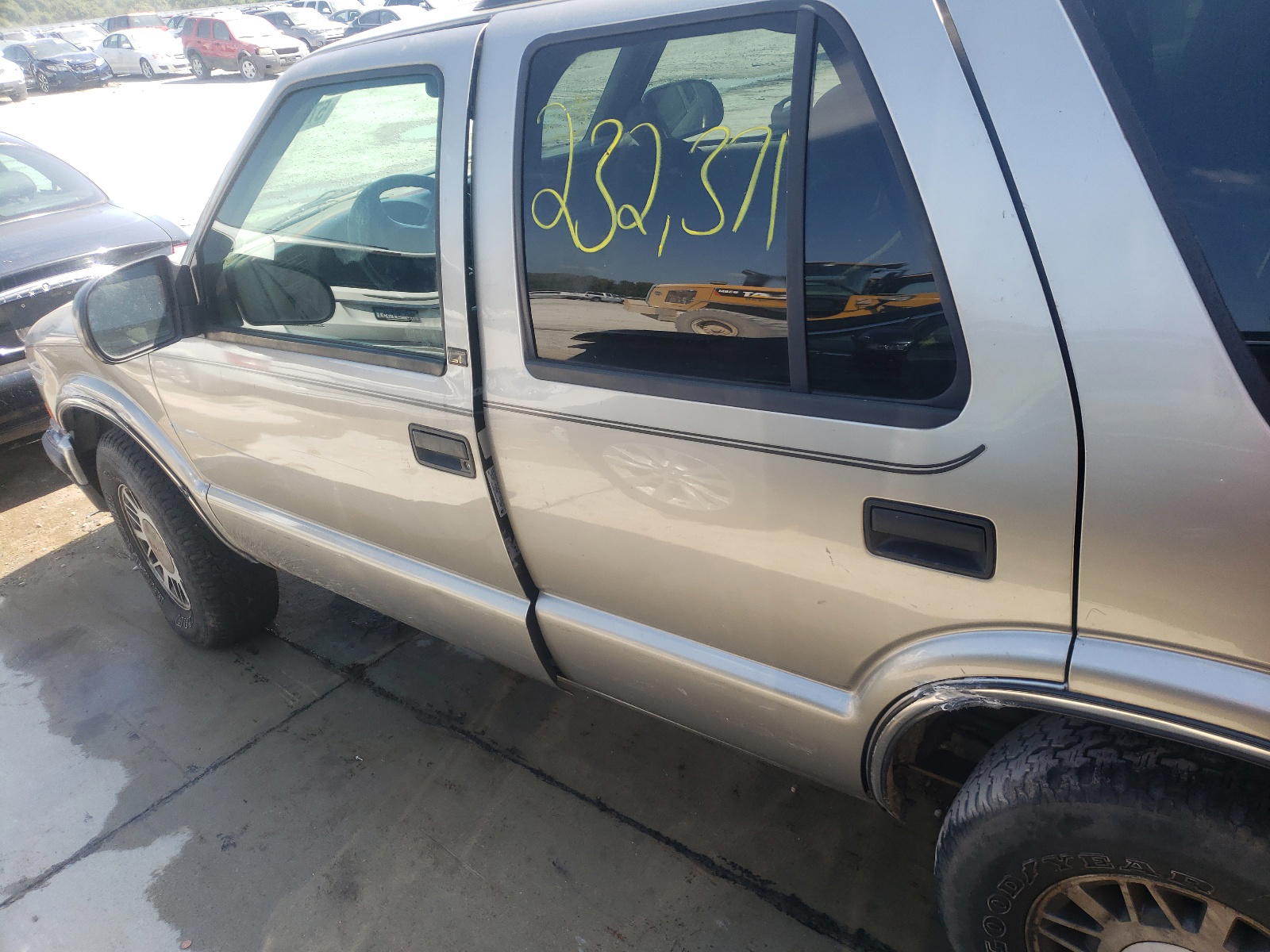 Photo 9 from auction – 2000 CHEVROLET BLAZER with VIN 1GNDT13W4Y2138372
