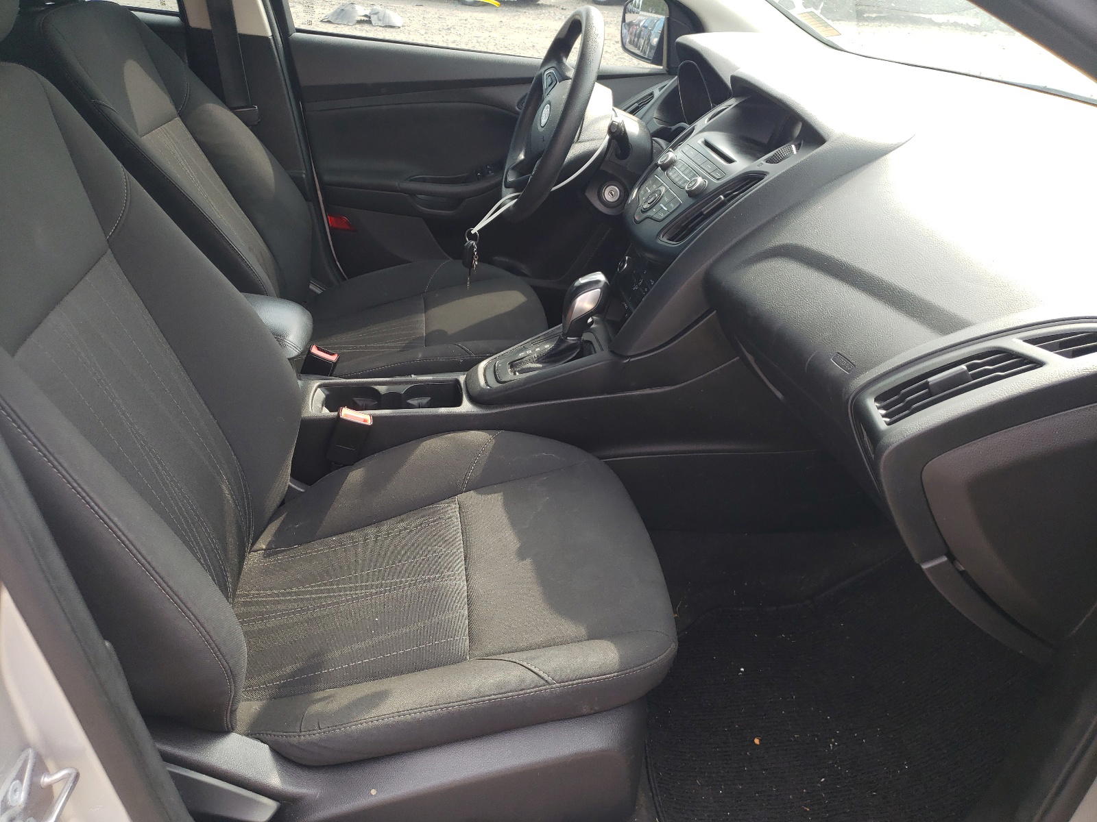 Photo 5 from auction – 2016 FORD FOCUS SE with VIN 1FADP3K23GL316505