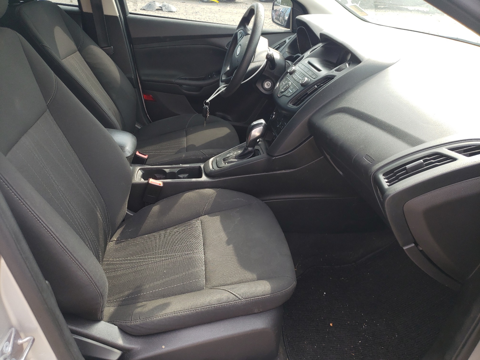 Фото 5 с аукциона – 2016 FORD FOCUS SE с VIN 1FADP3K23GL316505