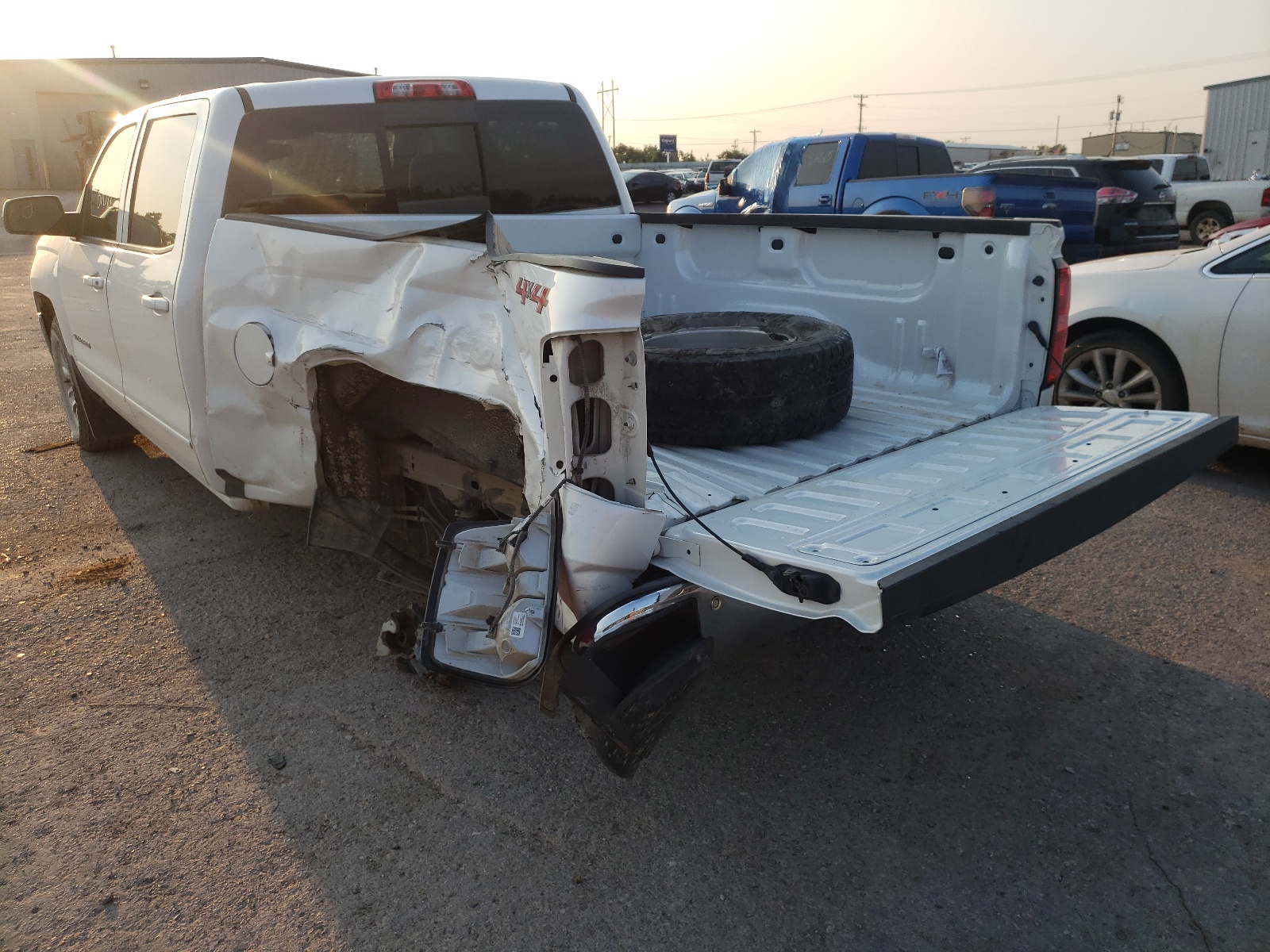 Photo 3 from auction – 2018 CHEVROLET SILVERADO with VIN 3GCUKREC6JG240394