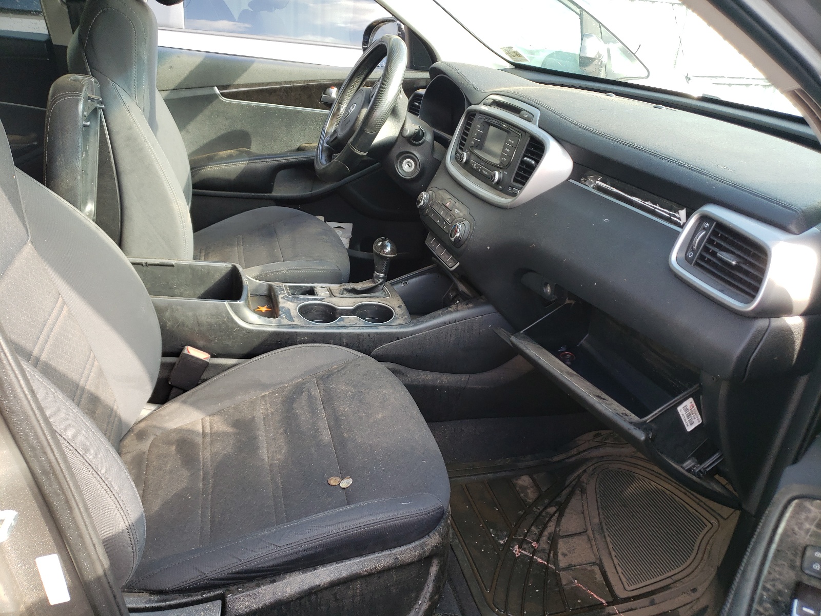 Photo 5 from auction – 2016 KIA SORENTO LX with VIN 5XYPGDA33GG089190