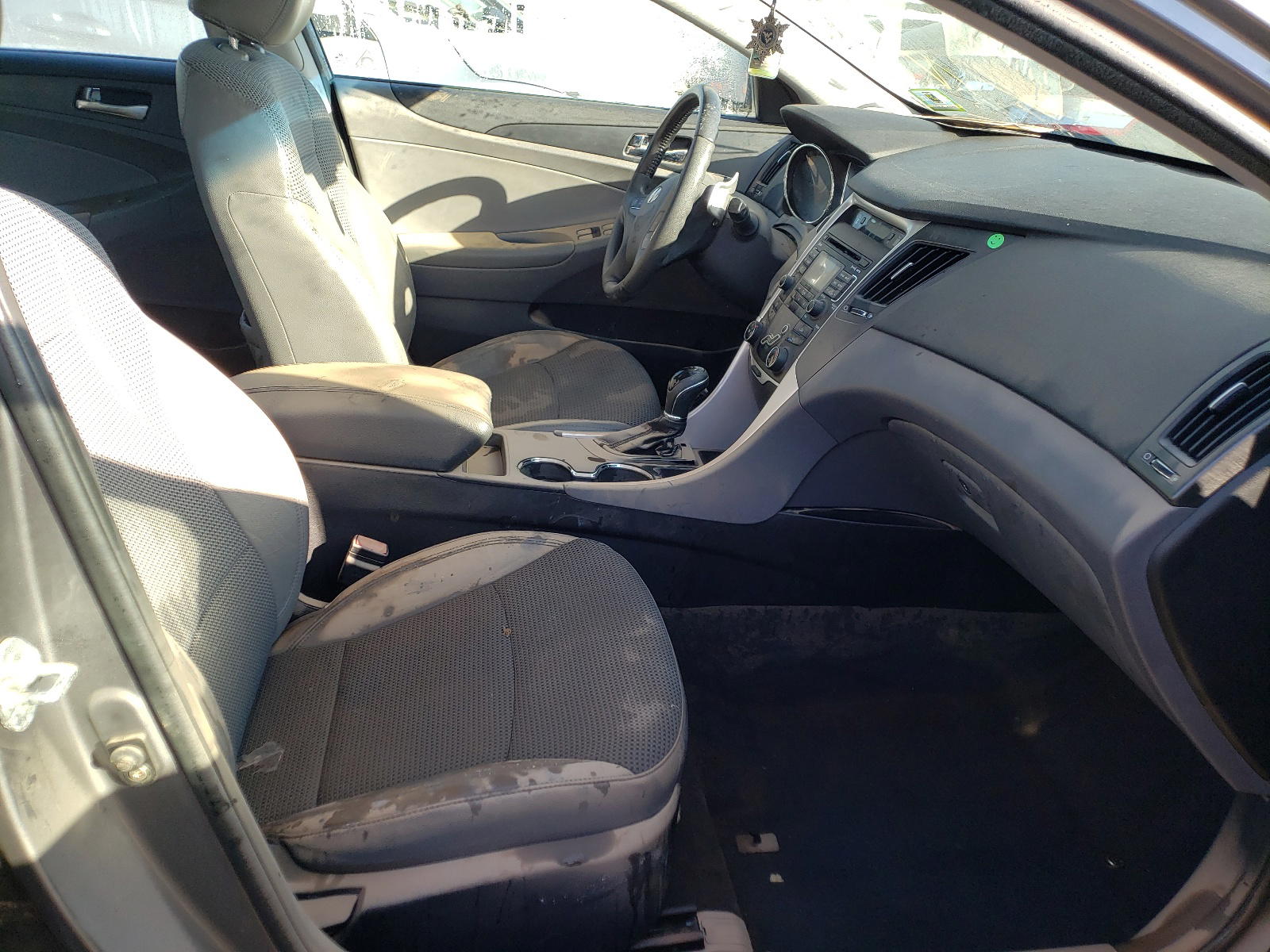 Photo 5 from auction – 2011 HYUNDAI SONATA SE with VIN 5NPEC4AC0BH282921