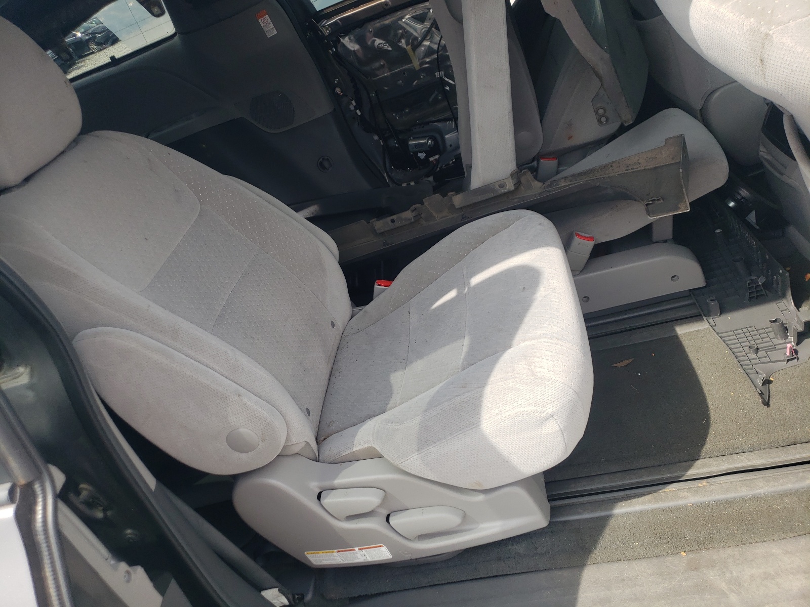 Photo 6 from auction – 2015 TOYOTA SIENNA LE with VIN 5TDKK3DC7FS645808