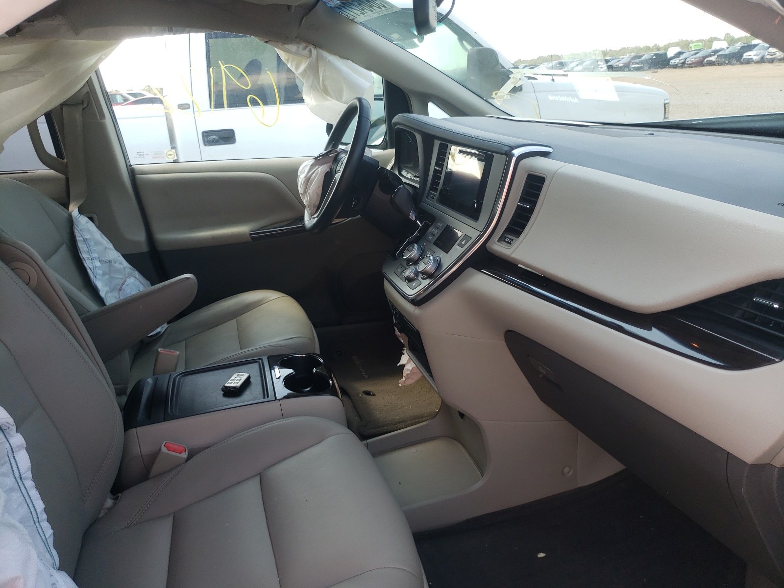 Photo 5 from auction – 2015 TOYOTA SIENNA XLE with VIN 5TDYK3DC2FS534433