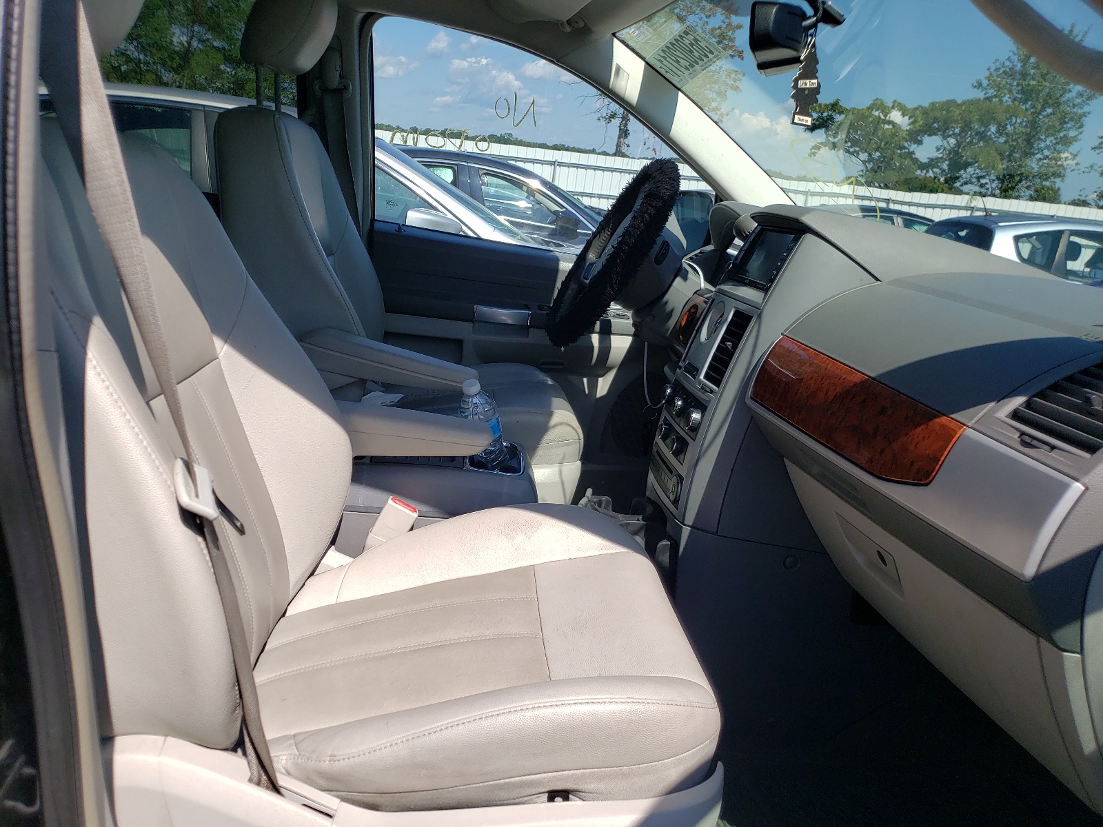 Photo 5 from auction – 2008 CHRYSLER TOWN & COU with VIN 2A8HR54P78R843636