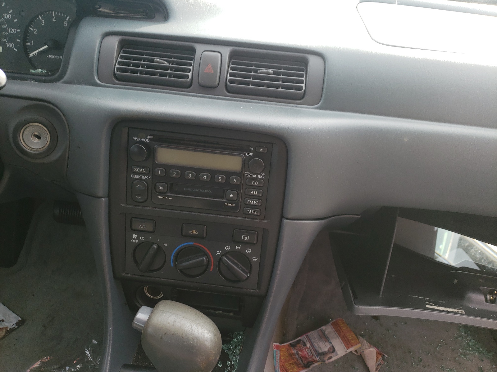 Photo 9 from auction – 2000 TOYOTA CAMRY with VIN 4T1BG22K3YU749972