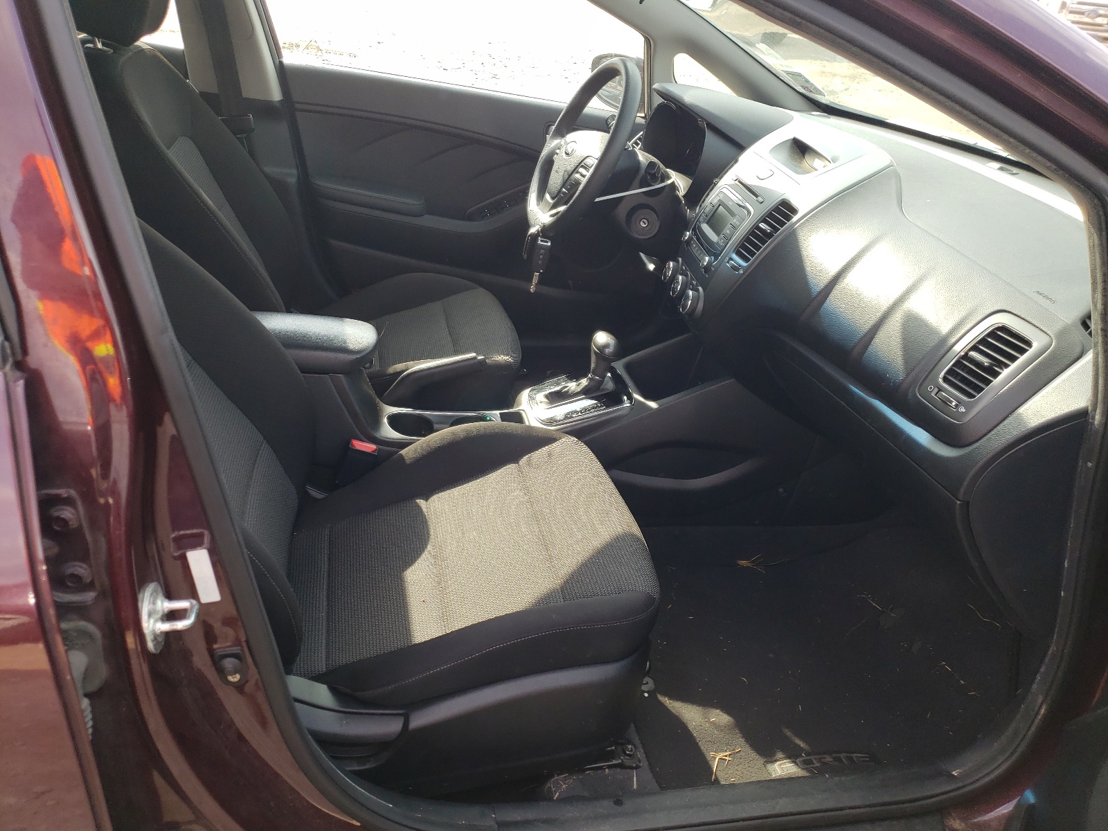 Photo 5 from auction – 2018 KIA FORTE LX with VIN 3KPFK4A70JE246160