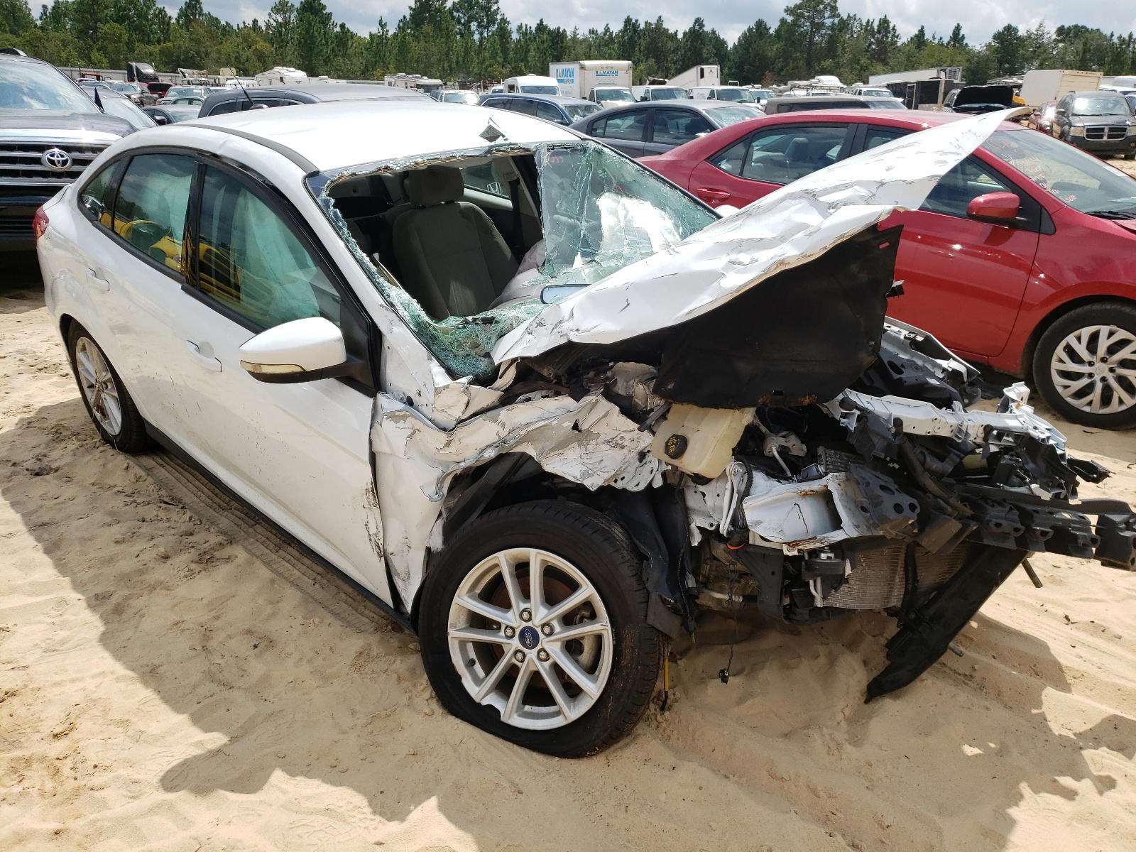FORD FOCUS SE 2015 with VIN 1FADP3F28FL329629 - Photo from auction