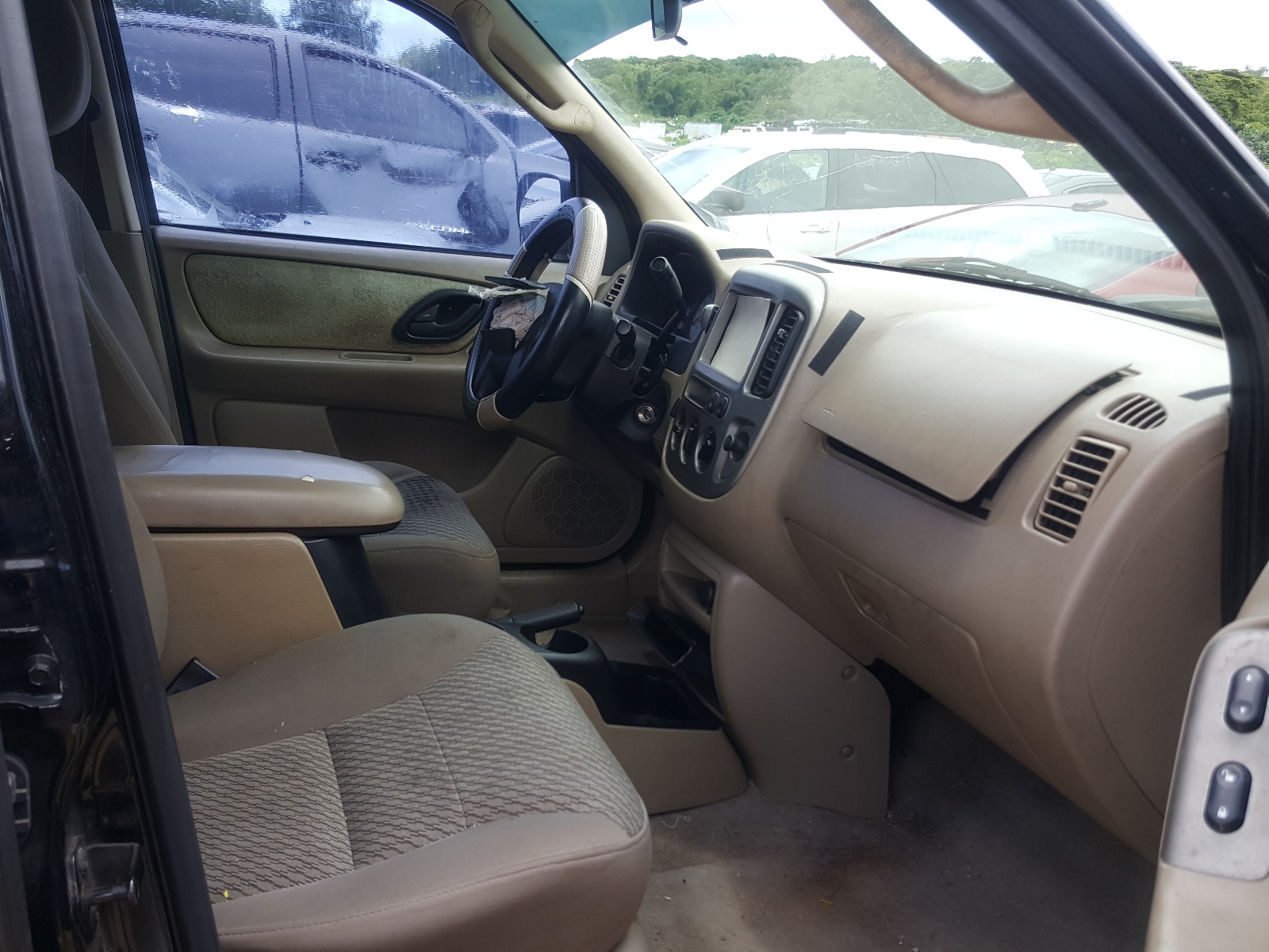 Photo 5 from auction – 2004 FORD ESCAPE XLT with VIN 1FMYU93174KB68126