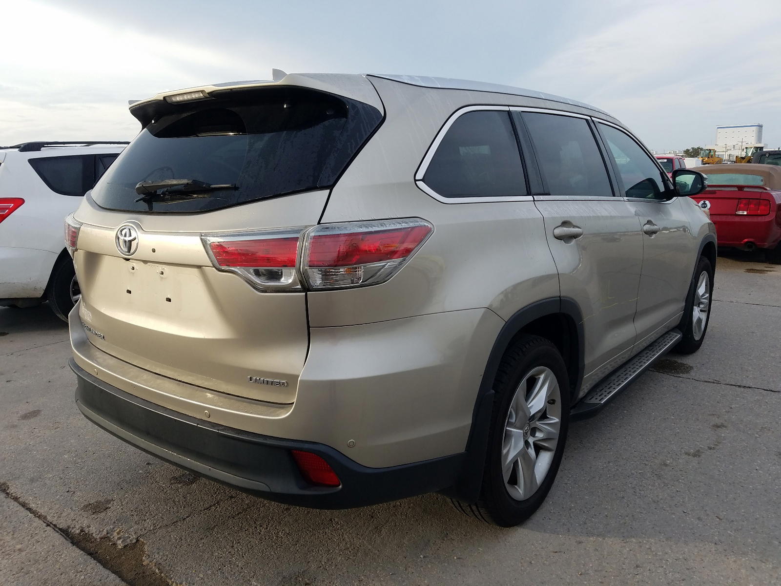 Photo 4 from auction – 2015 TOYOTA HIGHLANDER with VIN 5TDYKRFH5FS096406