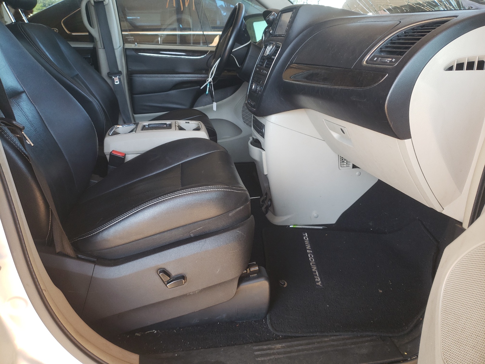 Photo 5 from auction – 2012 CHRYSLER TOWN & COU with VIN 2C4RC1CG3CR135075
