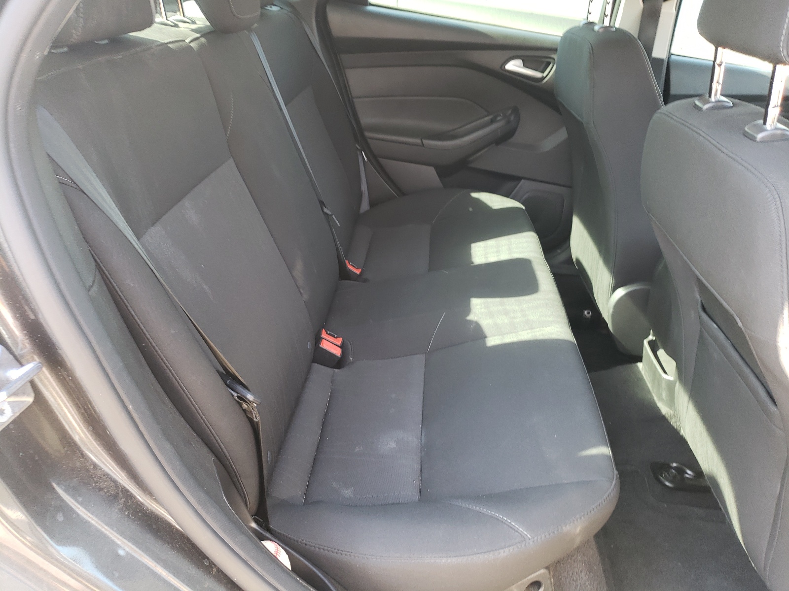 Zdjęcie 6 z aukcji – 2018 FORD FOCUS SE z VIN 1FADP3F24JL205723