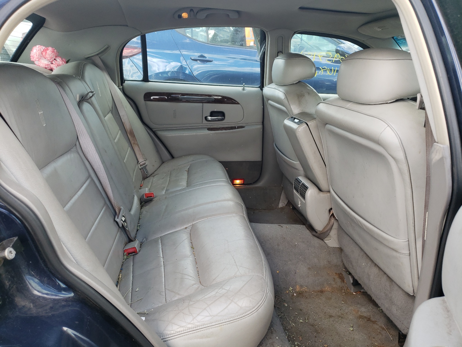 Photo 6 from auction – 2001 LINCOLN TOWN CAR E with VIN 1LNHM81W31Y712316