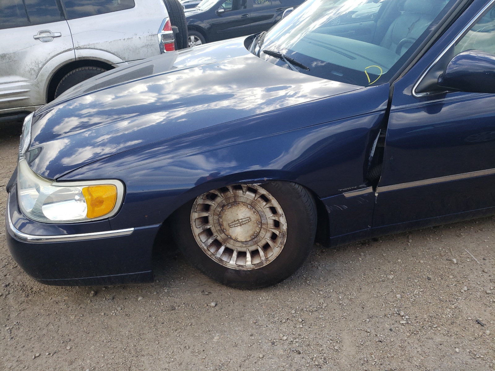 Photo 9 from auction – 2001 LINCOLN TOWN CAR E with VIN 1LNHM81W31Y712316