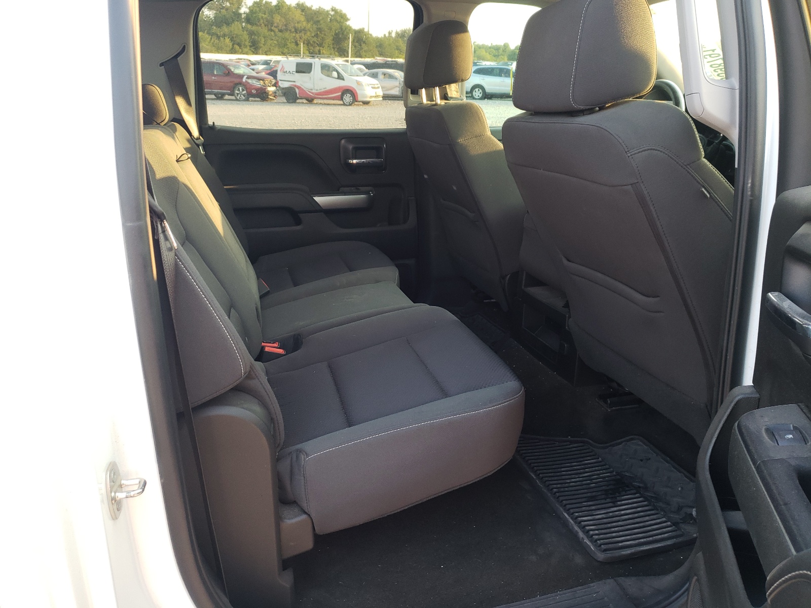 Photo 6 from auction – 2018 CHEVROLET SILVERADO with VIN 3GCUKREC6JG240394