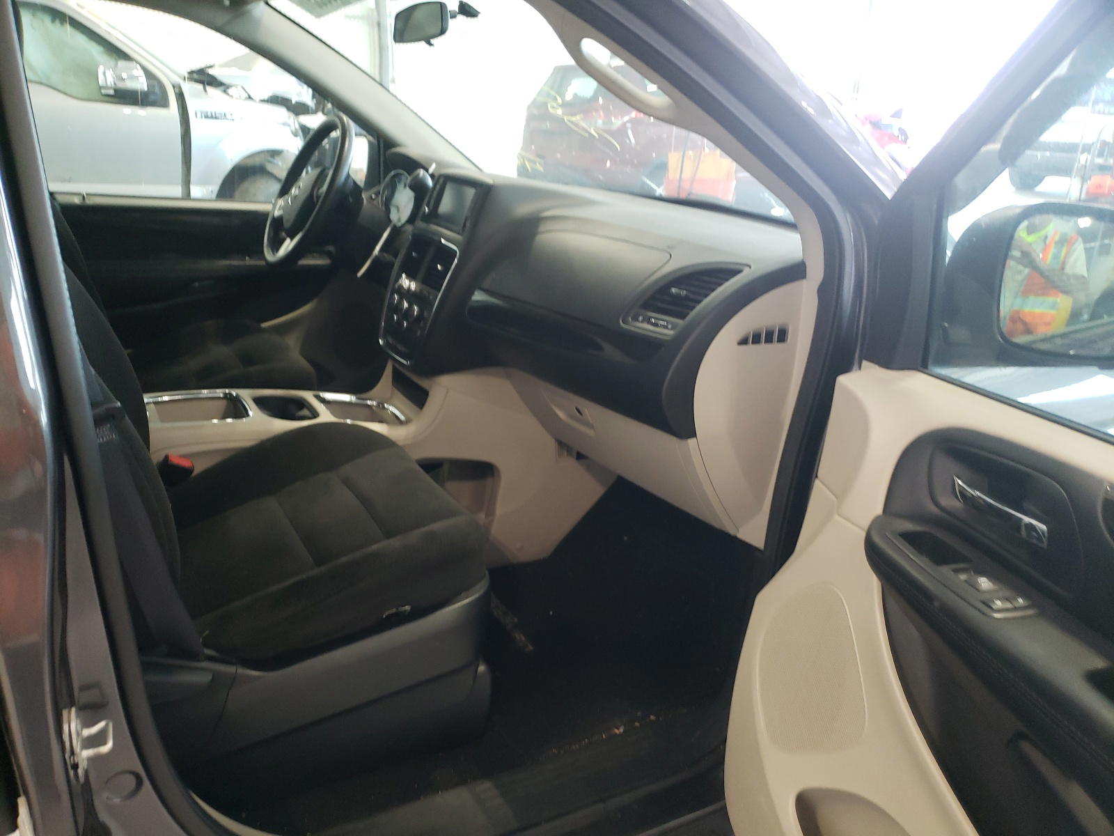 Photo 5 from auction – 2016 DODGE GRAND CARA with VIN 2C4RDGCG0GR354890