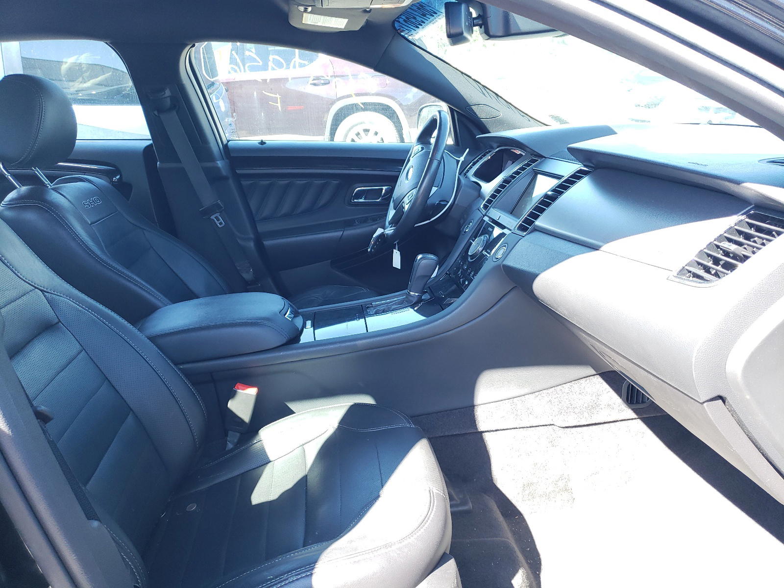 Photo 5 from auction – 2015 FORD TAURUS SHO with VIN 1FAHP2KT7FG143695