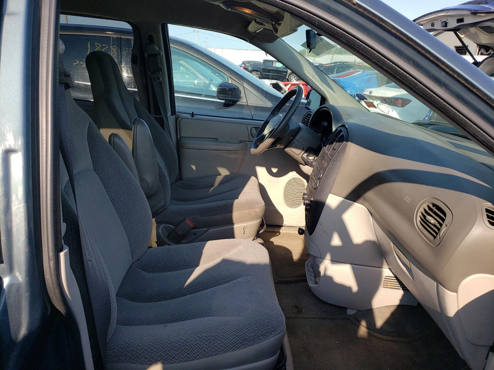Photo 5 from auction – 2005 DODGE CARAVAN SE with VIN 1D4GP25E65B239142
