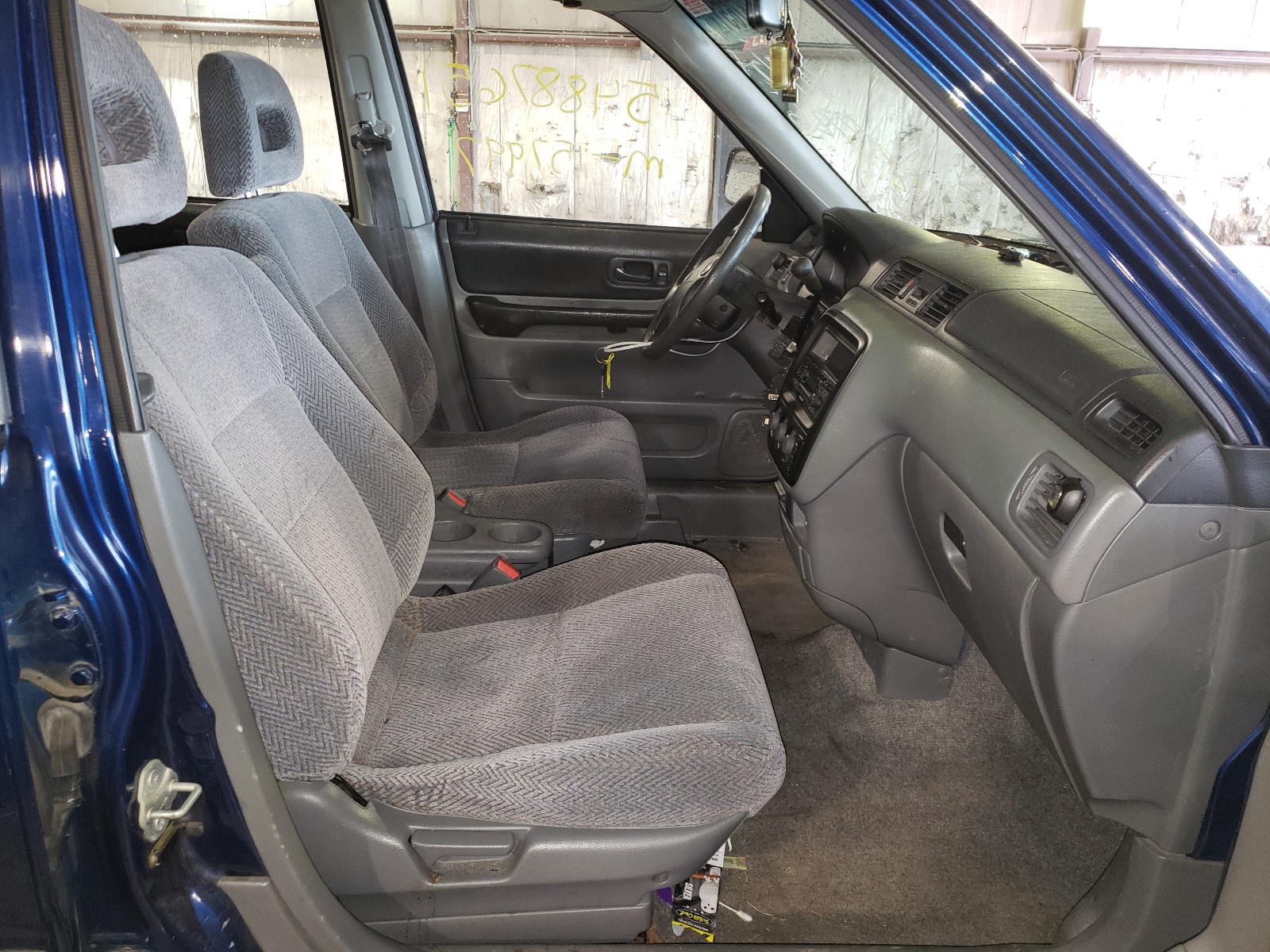 Photo 5 from auction – 1998 HONDA CR-V EX with VIN JHLRD1865WC035511