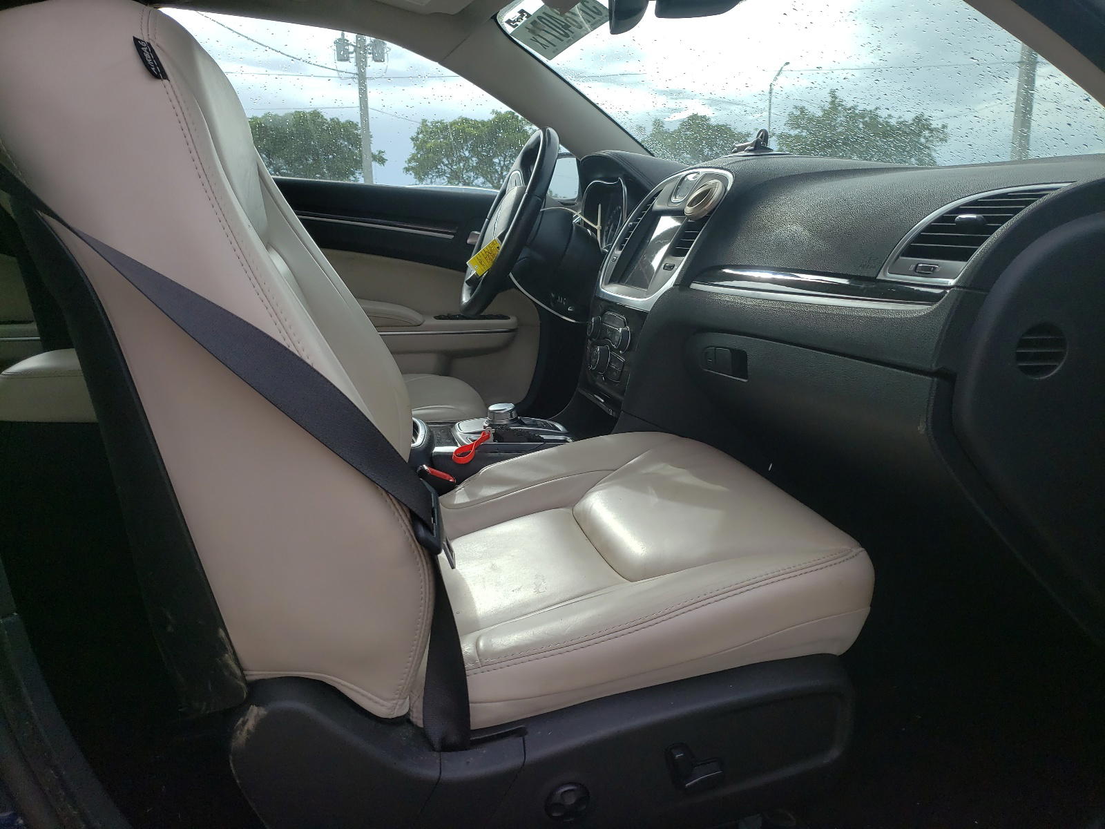 Photo 5 from auction – 2016 CHRYSLER 300 LIMITE with VIN 2C3CCAAG4GH212495