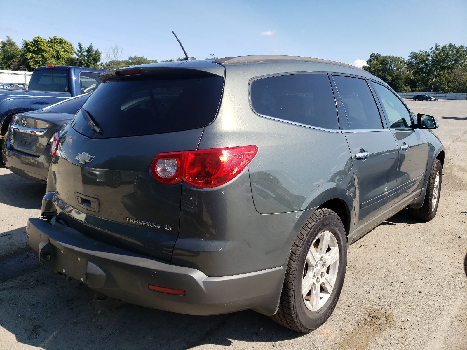 Photo 4 from auction – 2011 CHEVROLET TRAVERSE L with VIN 1GNKVGED8BJ370325