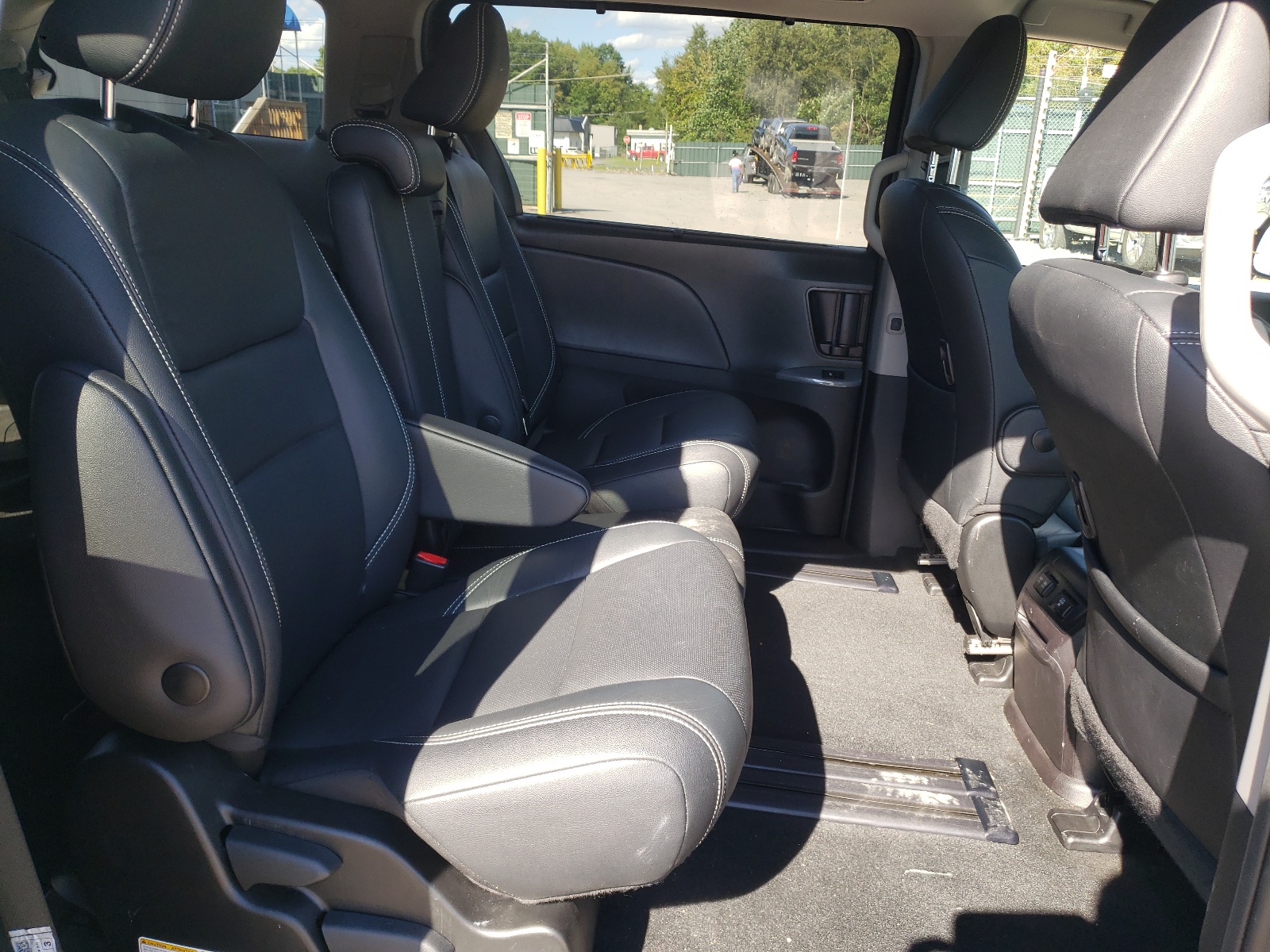 Photo 6 from auction – 2018 TOYOTA SIENNA SE with VIN 5TDXZ3DC7JS953930
