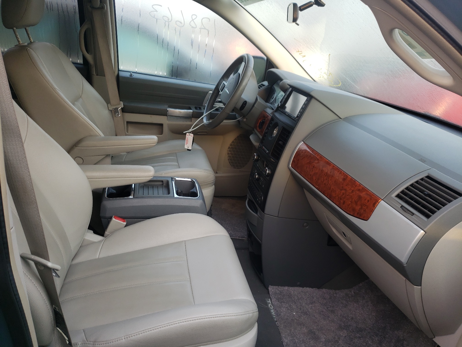 Photo 5 from auction – 2008 CHRYSLER TOWN & COU with VIN 2A8HR54P78R673133
