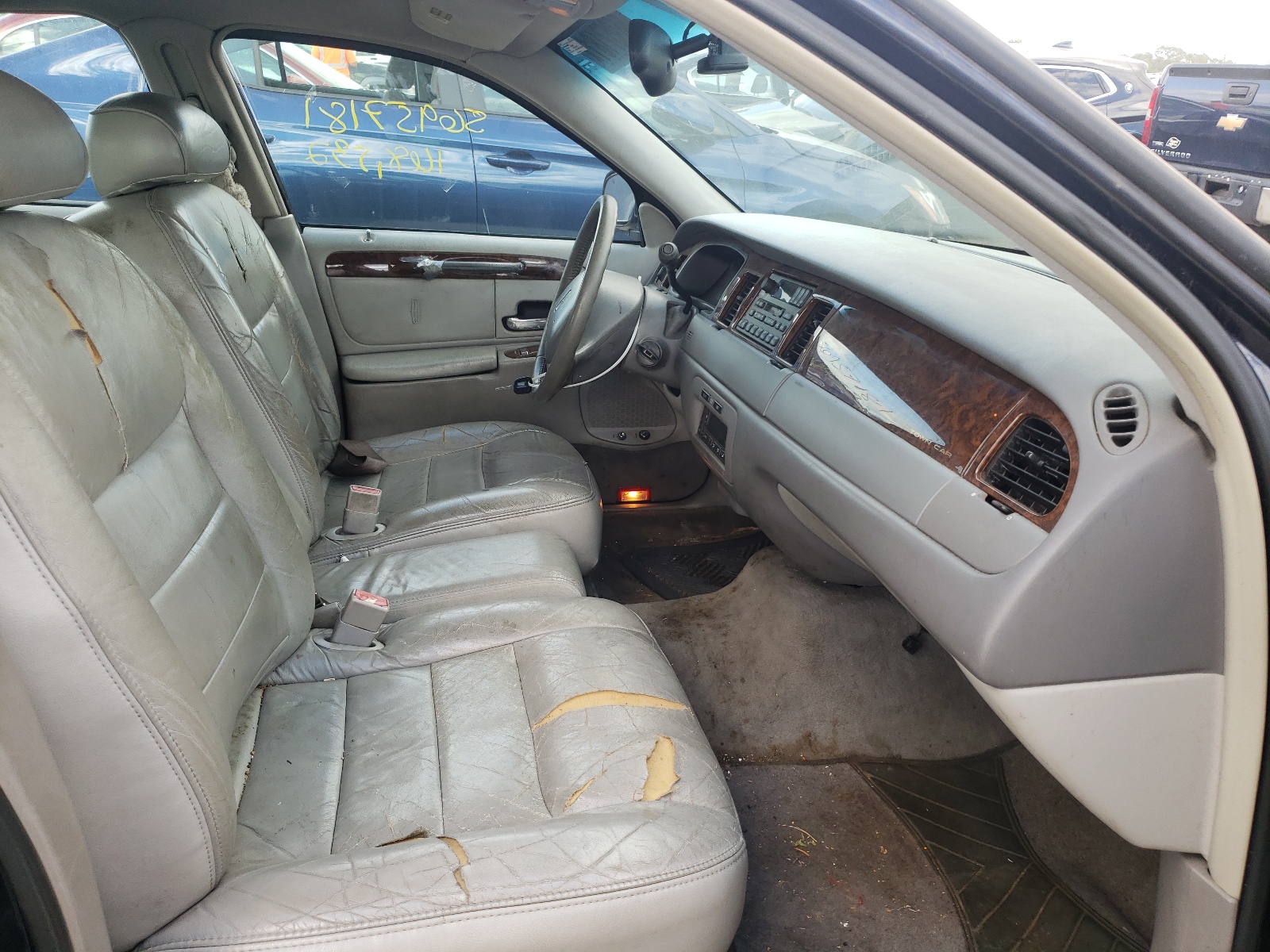 Photo 5 from auction – 2001 LINCOLN TOWN CAR E with VIN 1LNHM81W31Y712316